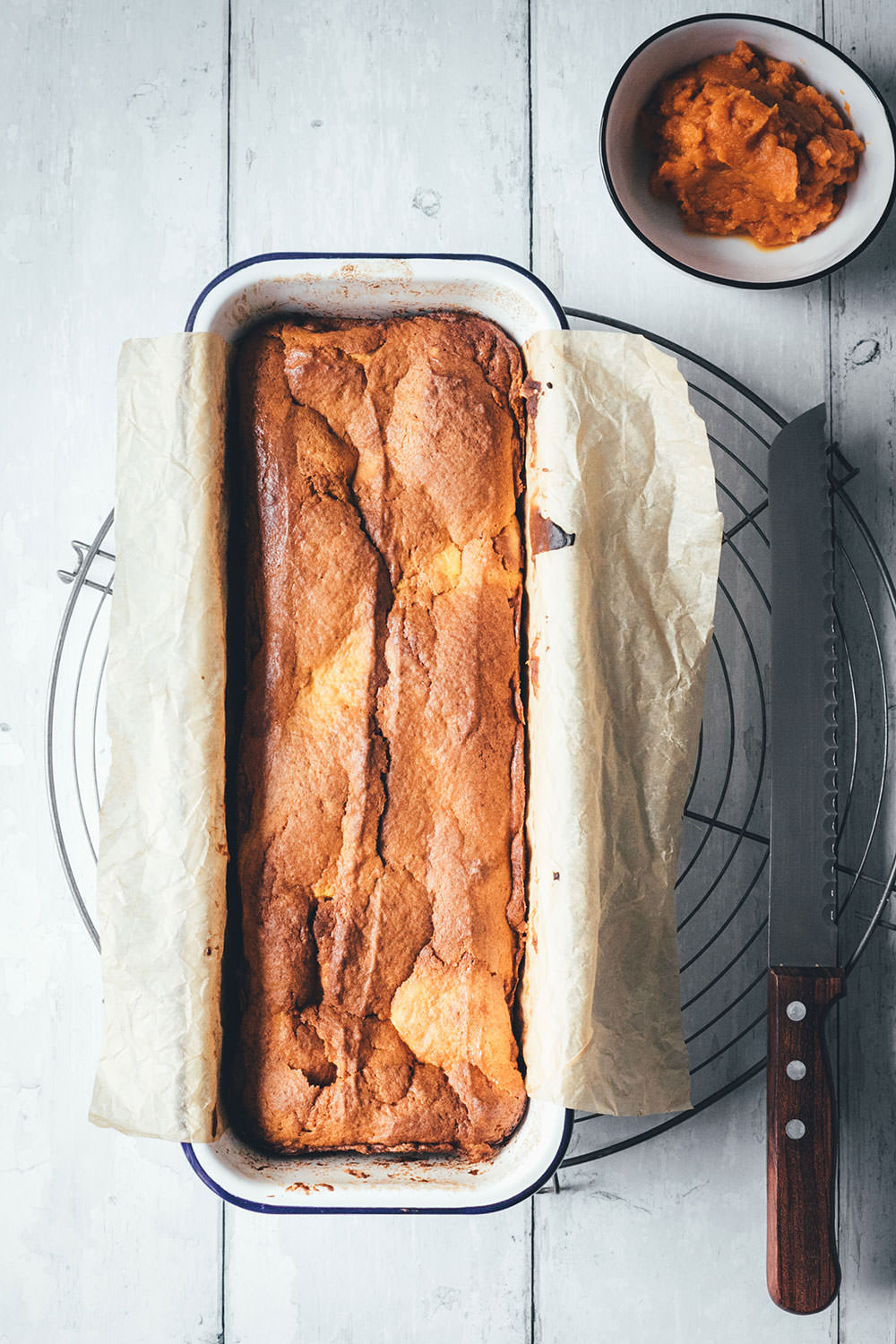 Rezept für Kürbis-Frischkäse-Kuchen | saftiges Kürbisbrot mit Kürbispüree und Cheesecake-Füllung | der perfekte einfache Kuchen für den Herbst | moeyskitchen.com #herbst #herbstküche #backen #kuchen #kuchenbacken #kürbiskuchen #kürbis #kürbispüree #foodblog #foodblogger #rezept