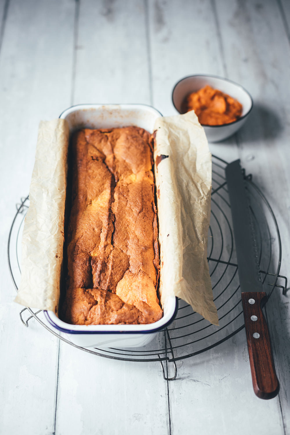 Rezept für Kürbis-Frischkäse-Kuchen | saftiges Kürbisbrot mit Kürbispüree und Cheesecake-Füllung | der perfekte einfache Kuchen für den Herbst | moeyskitchen.com #herbst #herbstküche #backen #kuchen #kuchenbacken #kürbiskuchen #kürbis #kürbispüree #foodblog #foodblogger #rezept