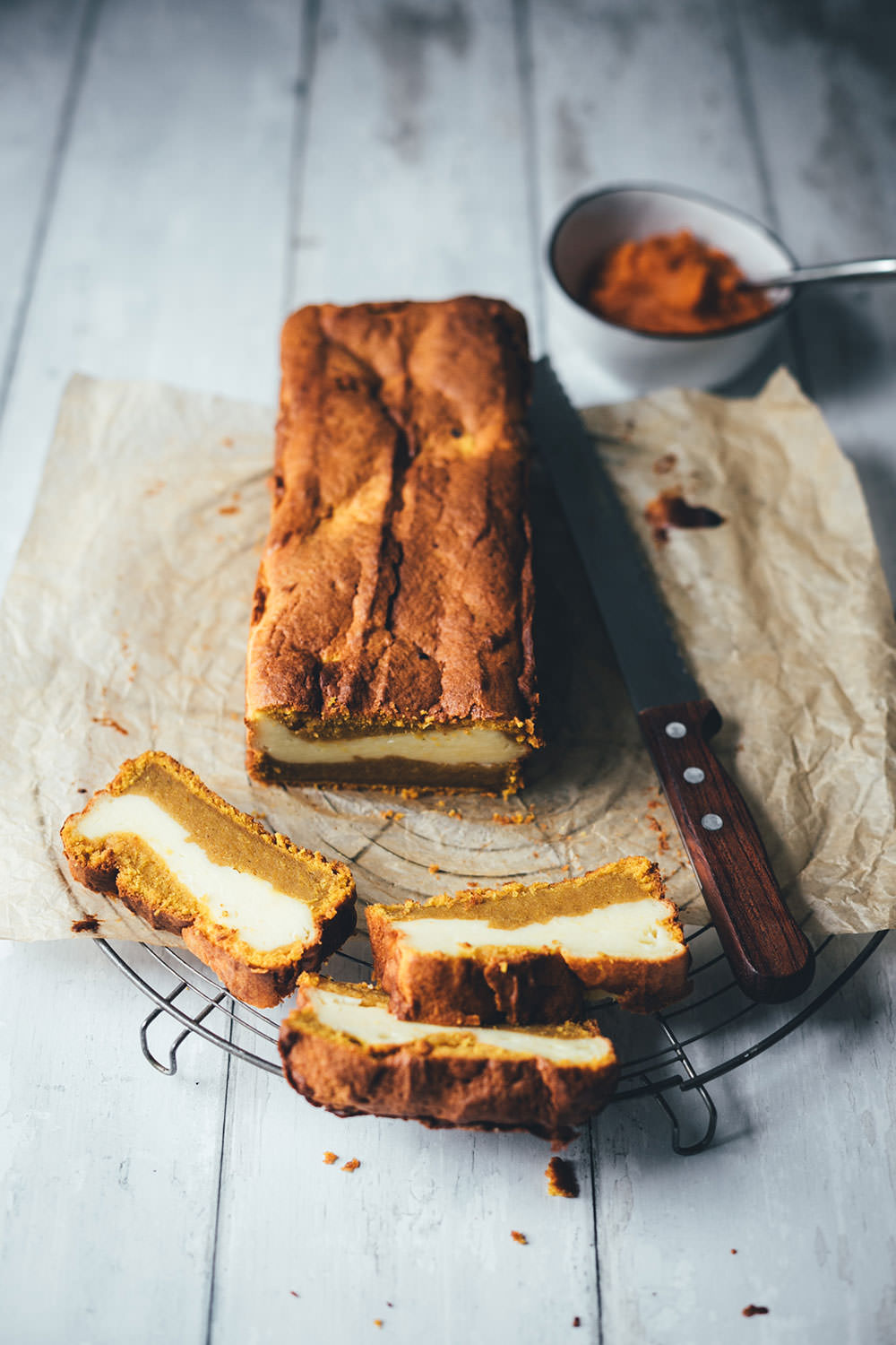 Rezept für Kürbis-Frischkäse-Kuchen | saftiges Kürbisbrot mit Kürbispüree und Cheesecake-Füllung | der perfekte einfache Kuchen für den Herbst | moeyskitchen.com #herbst #herbstküche #backen #kuchen #kuchenbacken #kürbiskuchen #kürbis #kürbispüree #foodblog #foodblogger #rezept