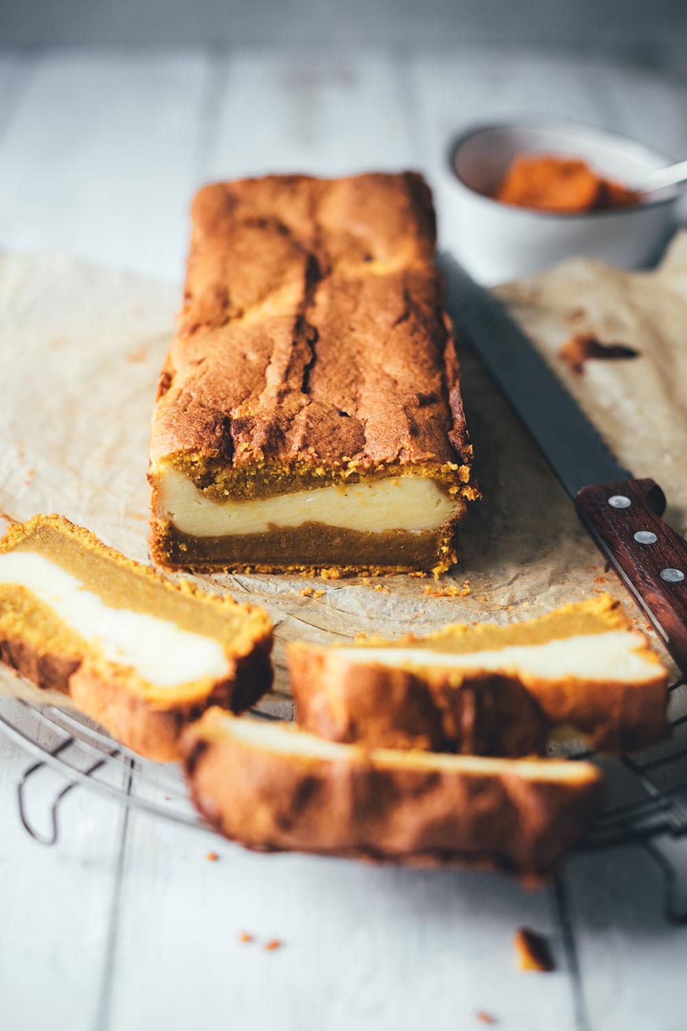 Rezept für Kürbis-Frischkäse-Kuchen | saftiges Kürbisbrot mit Kürbispüree und Cheesecake-Füllung | der perfekte einfache Kuchen für den Herbst | moeyskitchen.com #herbst #herbstküche #backen #kuchen #kuchenbacken #kürbiskuchen #kürbis #kürbispüree #foodblog #foodblogger #rezept