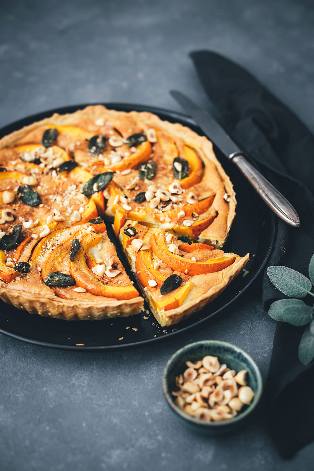Rezept für herbstliche Kürbis-Quiche mit CAMBOZOLA, Salbei und Haselnüssen | moeyskitchen.com #quiche #tarte #herbst #kürbis #rezept #foodblog #foodblogger #herbstrezepte #goldenerherbst #einfachkochen #vegetarisch #blauschimmelkäse