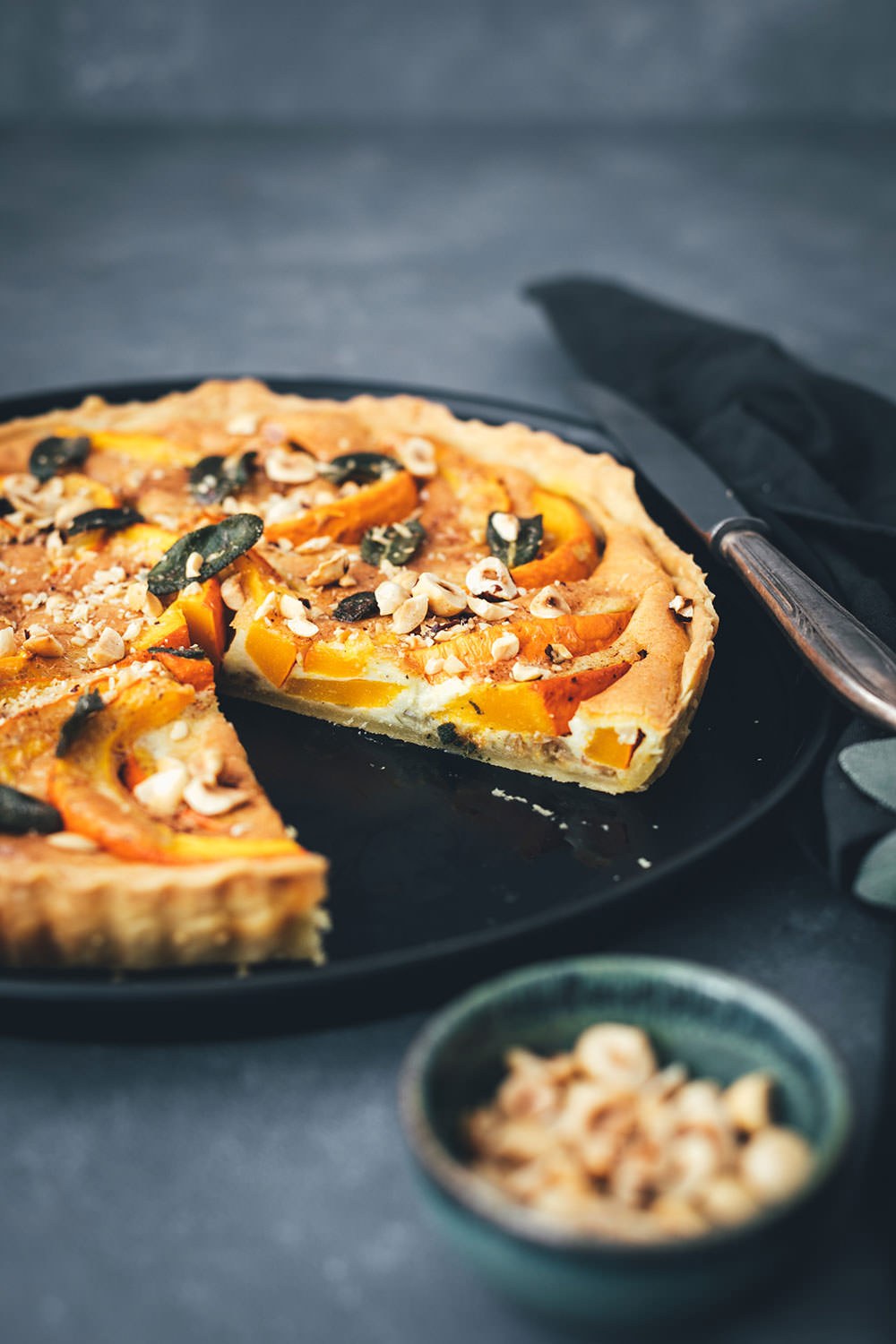 Rezept für herbstliche Kürbis-Quiche mit CAMBOZOLA, Salbei und Haselnüssen | moeyskitchen.com #quiche #tarte #herbst #kürbis #rezept #foodblog #foodblogger #herbstrezepte #goldenerherbst #einfachkochen #vegetarisch #blauschimmelkäse