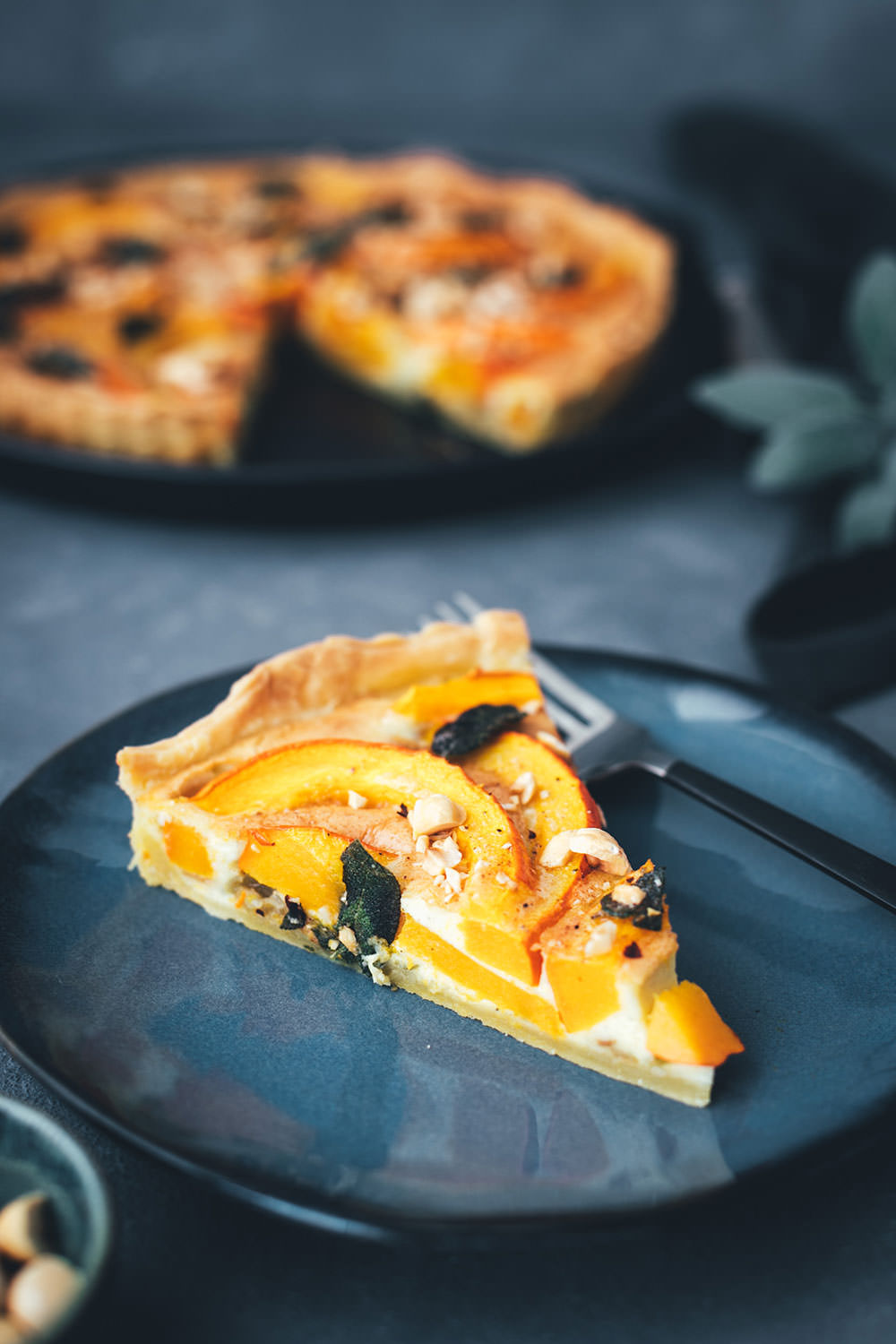 Rezept für herbstliche Kürbis-Quiche mit CAMBOZOLA, Salbei und Haselnüssen | moeyskitchen.com #quiche #tarte #herbst #kürbis #rezept #foodblog #foodblogger #herbstrezepte #goldenerherbst #einfachkochen #vegetarisch #blauschimmelkäse
