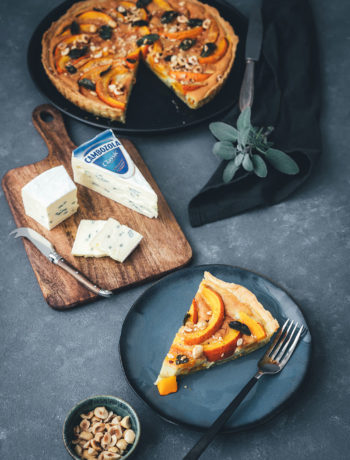 Rezept für herbstliche Kürbis-Quiche mit CAMBOZOLA, Salbei und Haselnüssen | moeyskitchen.com #quiche #tarte #herbst #kürbis #rezept #foodblog #foodblogger #herbstrezepte #goldenerherbst #einfachkochen #vegetarisch #blauschimmelkäse