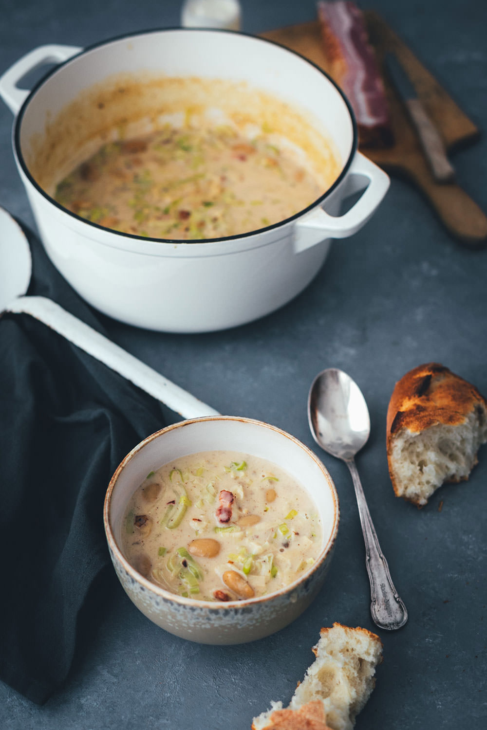 Rezept für cremige Lauch-Suppe mit Speck und weißen Bohnen | moeyskitchen.com #suppe #lauch #porree #lauchsuppe #herbst #herbstküche #saisonal #regional #saisonalschmecktsbesser #foodblog #rezept