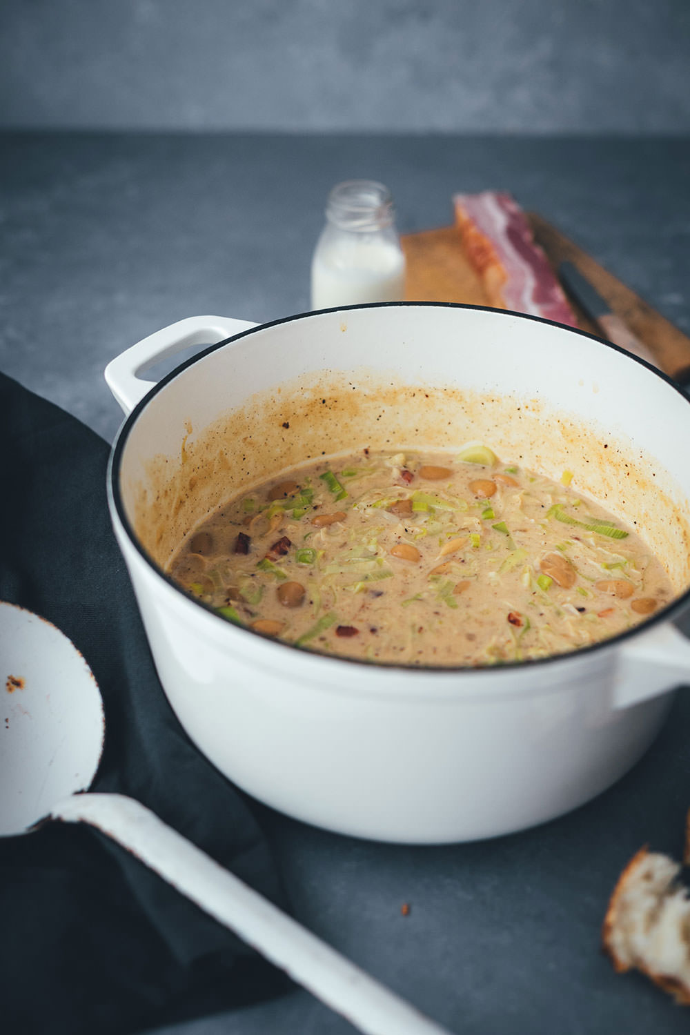 Rezept für cremige Lauch-Suppe mit Speck und weißen Bohnen | moeyskitchen.com #suppe #lauch #porree #lauchsuppe #herbst #herbstküche #saisonal #regional #saisonalschmecktsbesser #foodblog #rezept