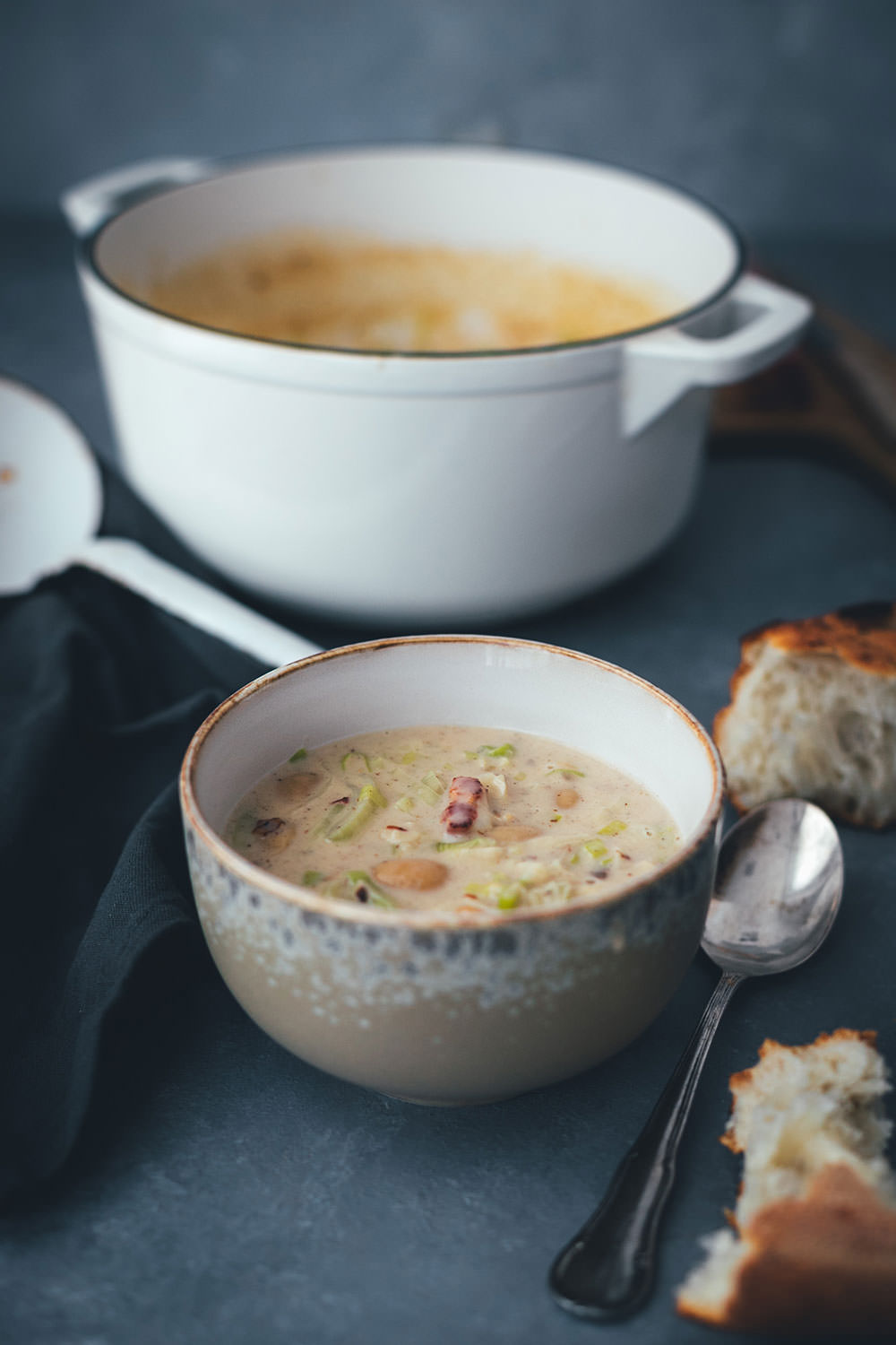 Rezept für cremige Lauch-Suppe mit Speck und weißen Bohnen | moeyskitchen.com #suppe #lauch #porree #lauchsuppe #herbst #herbstküche #saisonal #regional #saisonalschmecktsbesser #foodblog #rezept