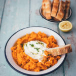 Rezept für würziges Möhrenpüree mit Kreuzkümmel und Knoblauch-Joghurt | leckere Meze (Mezze) als Dip oder Vorspeise | moeyskitchen.com #rezept #foodblog #meze #mezze #vorspeise #dip #möhren #möhrenpüree #joghurt #orientalisch #levante