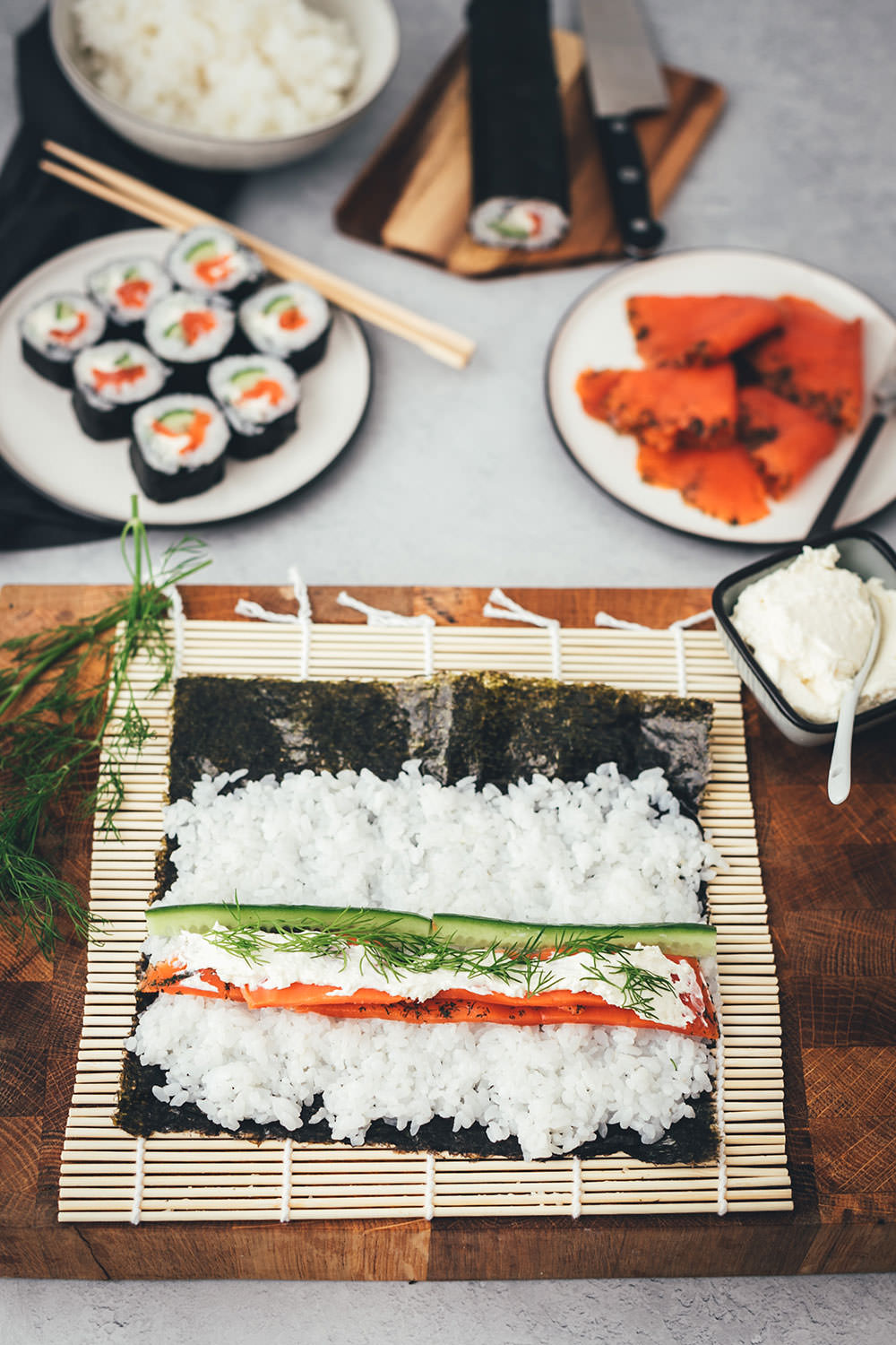 Rezept für nordisches Sushi – Futo Maki mit Graved Lachs, Gurke, Meerrettich-Frischkäse und Dill | moeyskitchen.com #rezept #sushi #sushiselbermachen #homemade #selbstgemacht #maki #futomaki #wildlachs #gravedlachs #foodblog #foodblogger #rezept