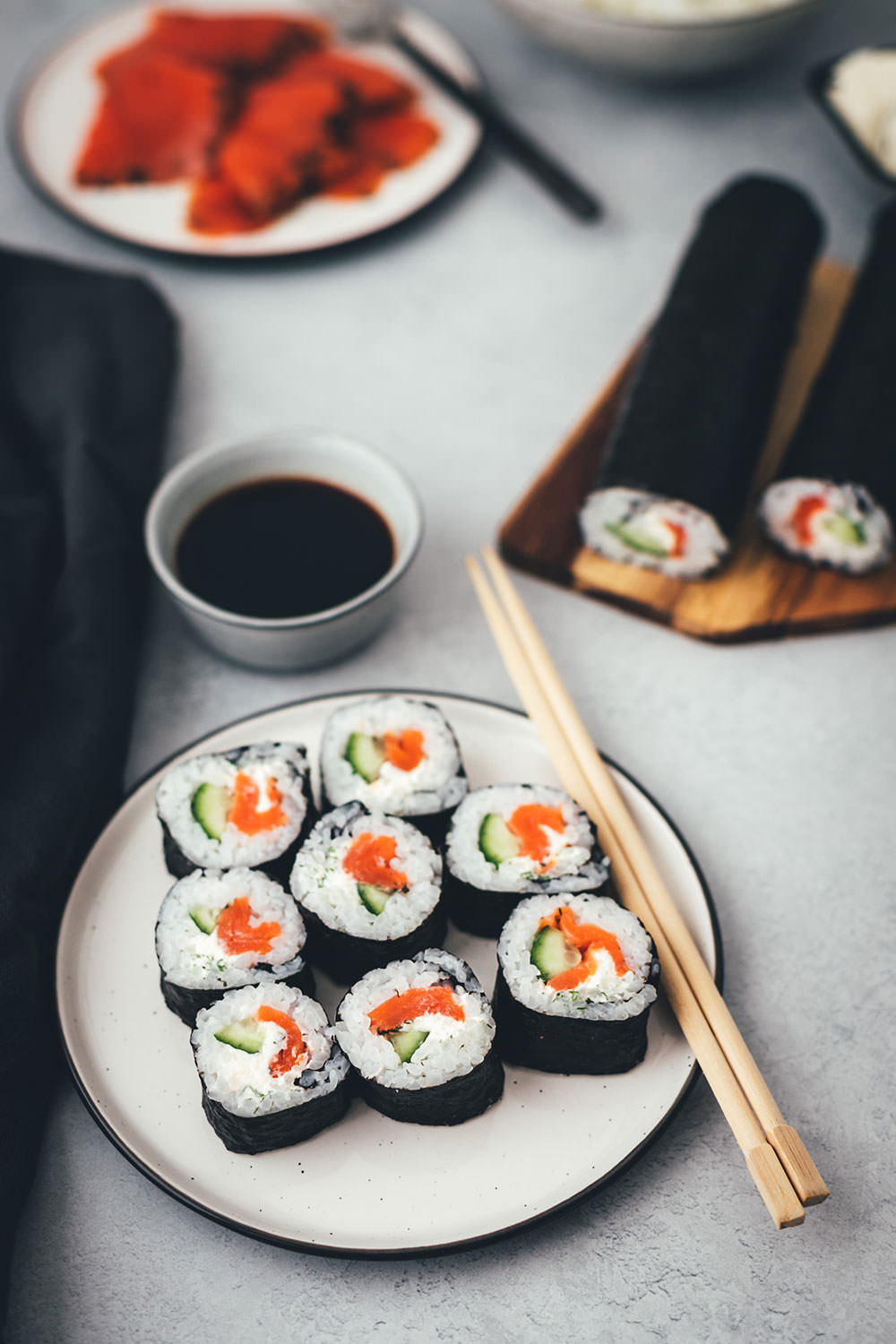 Rezept für nordisches Sushi – Futo Maki mit Graved Lachs, Gurke, Meerrettich-Frischkäse und Dill | moeyskitchen.com #rezept #sushi #sushiselbermachen #homemade #selbstgemacht #maki #futomaki #wildlachs #gravedlachs #foodblog #foodblogger #rezept