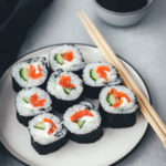 Rezept für nordisches Sushi – Futo Maki mit Graved Lachs, Gurke, Meerrettich-Frischkäse und Dill | moeyskitchen.com #rezept #sushi #sushiselbermachen #homemade #selbstgemacht #maki #futomaki #wildlachs #gravedlachs #foodblog #foodblogger #rezept