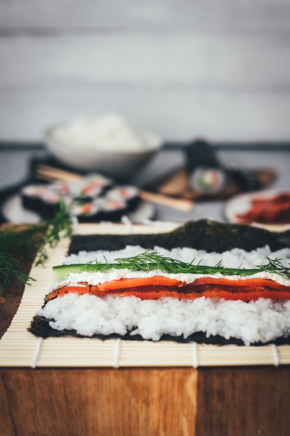 Rezept für nordisches Sushi – Futo Maki mit Graved Lachs, Gurke, Meerrettich-Frischkäse und Dill | moeyskitchen.com #rezept #sushi #sushiselbermachen #homemade #selbstgemacht #maki #futomaki #wildlachs #gravedlachs #foodblog #foodblogger #rezept