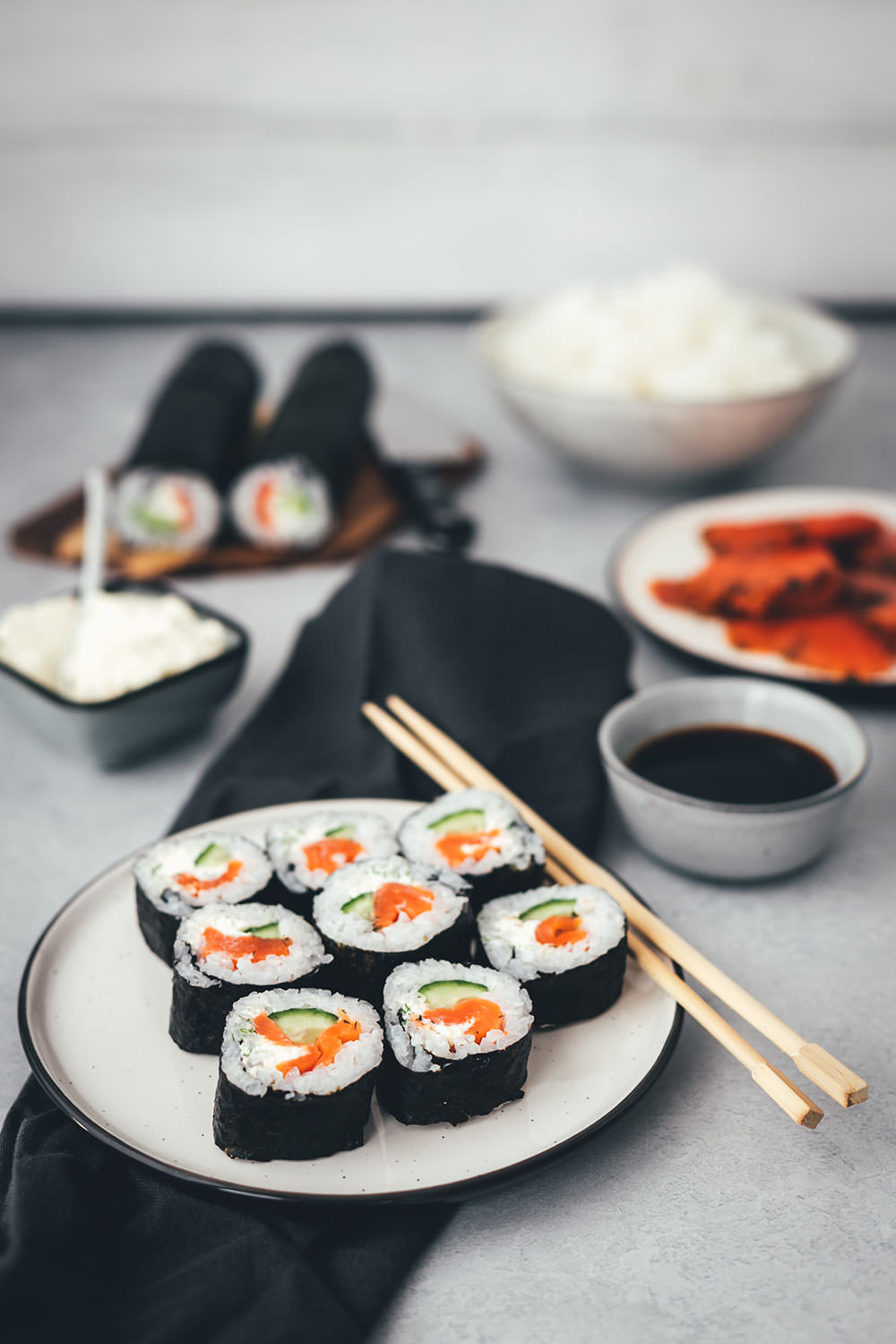 Rezept für nordisches Sushi – Futo Maki mit Graved Lachs, Gurke, Meerrettich-Frischkäse und Dill | moeyskitchen.com #rezept #sushi #sushiselbermachen #homemade #selbstgemacht #maki #futomaki #wildlachs #gravedlachs #foodblog #foodblogger #rezept
