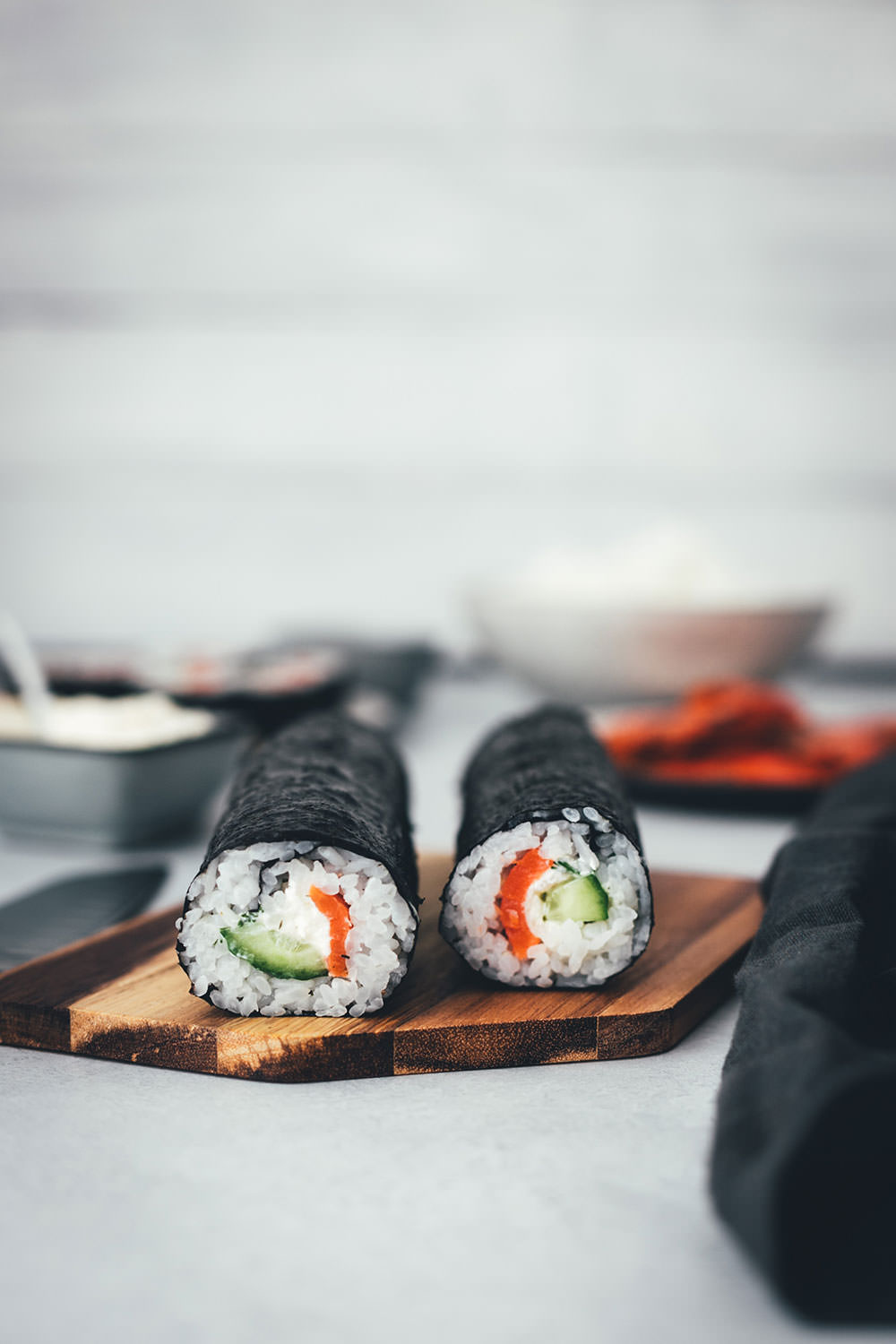 Rezept für nordisches Sushi – Futo Maki mit Graved Lachs, Gurke, Meerrettich-Frischkäse und Dill | moeyskitchen.com #rezept #sushi #sushiselbermachen #homemade #selbstgemacht #maki #futomaki #wildlachs #gravedlachs #foodblog #foodblogger #rezept