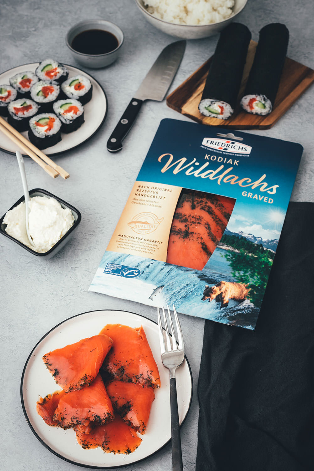 Rezept für nordisches Sushi – Futo Maki mit Graved Lachs, Gurke, Meerrettich-Frischkäse und Dill | moeyskitchen.com #rezept #sushi #sushiselbermachen #homemade #selbstgemacht #maki #futomaki #wildlachs #gravedlachs #foodblog #foodblogger #rezept