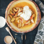 Rezept für Ofenpfannkuchen zum Sonntagsfrühstück | Dutch Baby Pancake mit Honig-Äpfeln und Crème fraîche | moeyskitchen.com #ofenpfannkuchen #dutchbaby #dutchbabypancake #pfannkuchen #pancake #frühstück #sonntagsfrühstück #foodblog #rezept #backen #äpfel #herbst