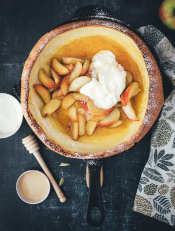 Rezept für Ofenpfannkuchen zum Sonntagsfrühstück | Dutch Baby Pancake mit Honig-Äpfeln und Crème fraîche | moeyskitchen.com #ofenpfannkuchen #dutchbaby #dutchbabypancake #pfannkuchen #pancake #frühstück #sonntagsfrühstück #foodblog #rezept #backen #äpfel #herbst