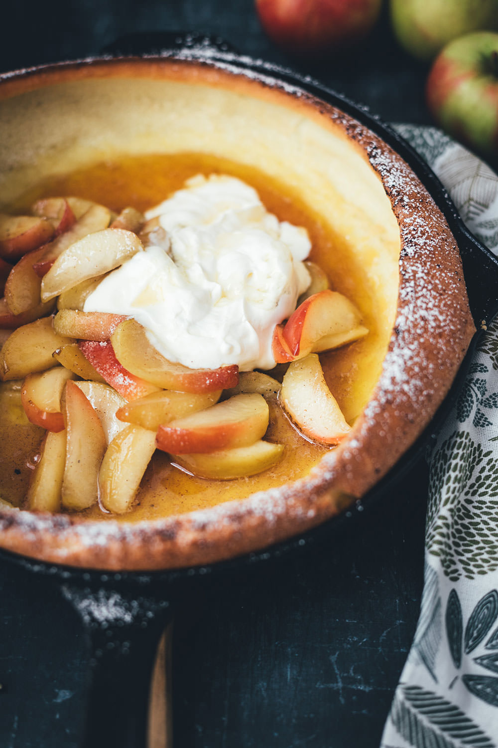 Rezept für Ofenpfannkuchen zum Sonntagsfrühstück | Dutch Baby Pancake mit Honig-Äpfeln und Crème fraîche | moeyskitchen.com #ofenpfannkuchen #dutchbaby #dutchbabypancake #pfannkuchen #pancake #frühstück #sonntagsfrühstück #foodblog #rezept #backen #äpfel #herbst