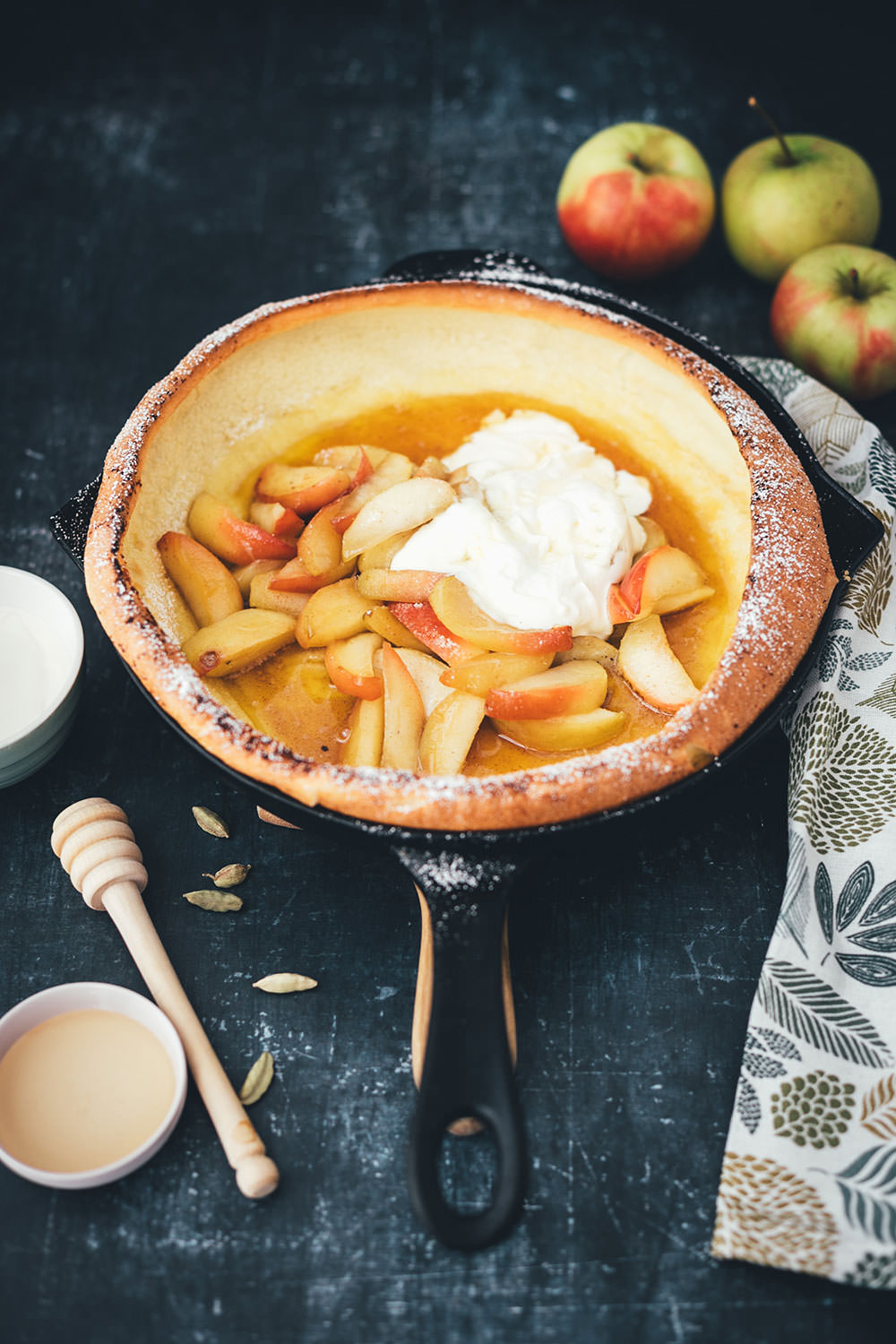 Rezept für Ofenpfannkuchen zum Sonntagsfrühstück | Dutch Baby Pancake mit Honig-Äpfeln und Crème fraîche | moeyskitchen.com #ofenpfannkuchen #dutchbaby #dutchbabypancake #pfannkuchen #pancake #frühstück #sonntagsfrühstück #foodblog #rezept #backen #äpfel #herbst