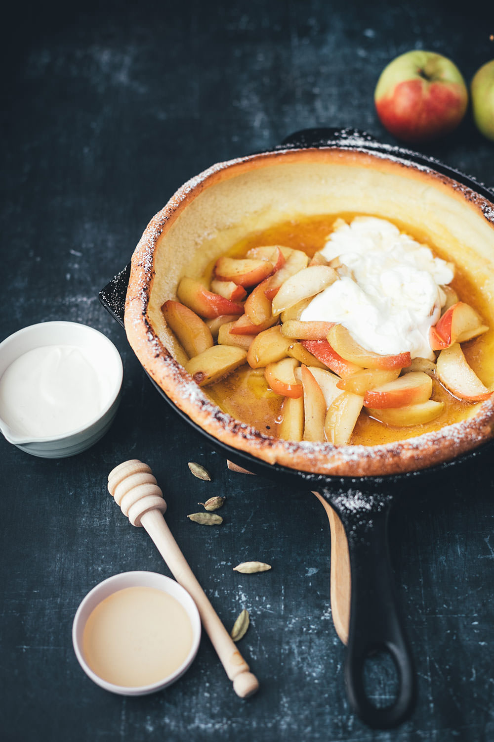 Rezept für Ofenpfannkuchen zum Sonntagsfrühstück | Dutch Baby Pancake mit Honig-Äpfeln und Crème fraîche | moeyskitchen.com #ofenpfannkuchen #dutchbaby #dutchbabypancake #pfannkuchen #pancake #frühstück #sonntagsfrühstück #foodblog #rezept #backen #äpfel #herbst