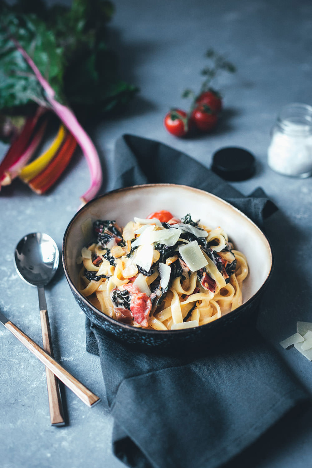 Pasta mit Mangold, Tomaten und Ziegenfrischkäse | Rezept für die schnelle Feierabendküche | moeyskitchen.com #pasta #mangold #feierabendküche #schnellerezepte #einfachkochen #vegetarisch #rezept #foodblog #foodblogger