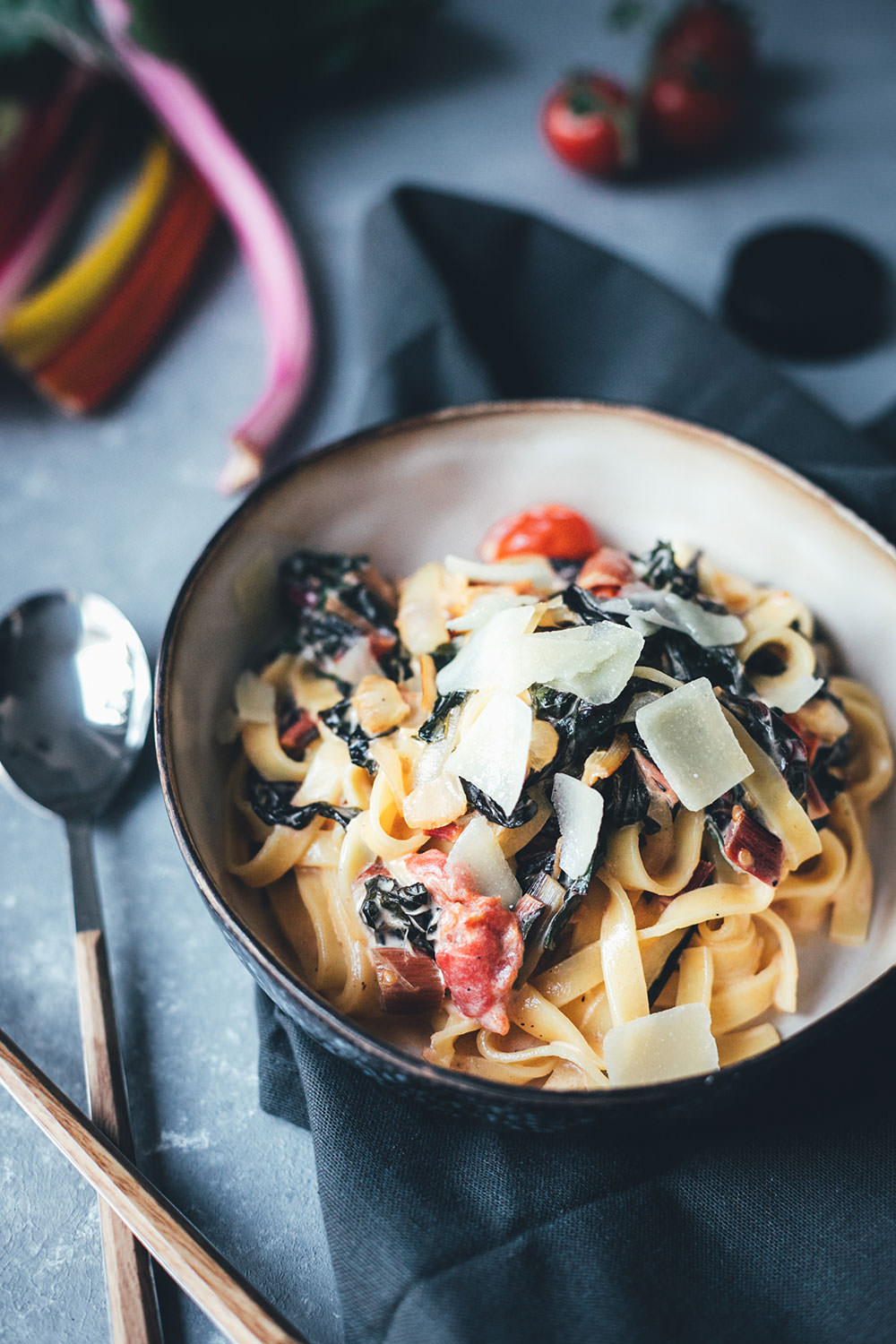 Pasta mit Mangold, Tomaten und Ziegenfrischkäse | Rezept für die schnelle Feierabendküche | moeyskitchen.com #pasta #mangold #feierabendküche #schnellerezepte #einfachkochen #vegetarisch #rezept #foodblog #foodblogger
