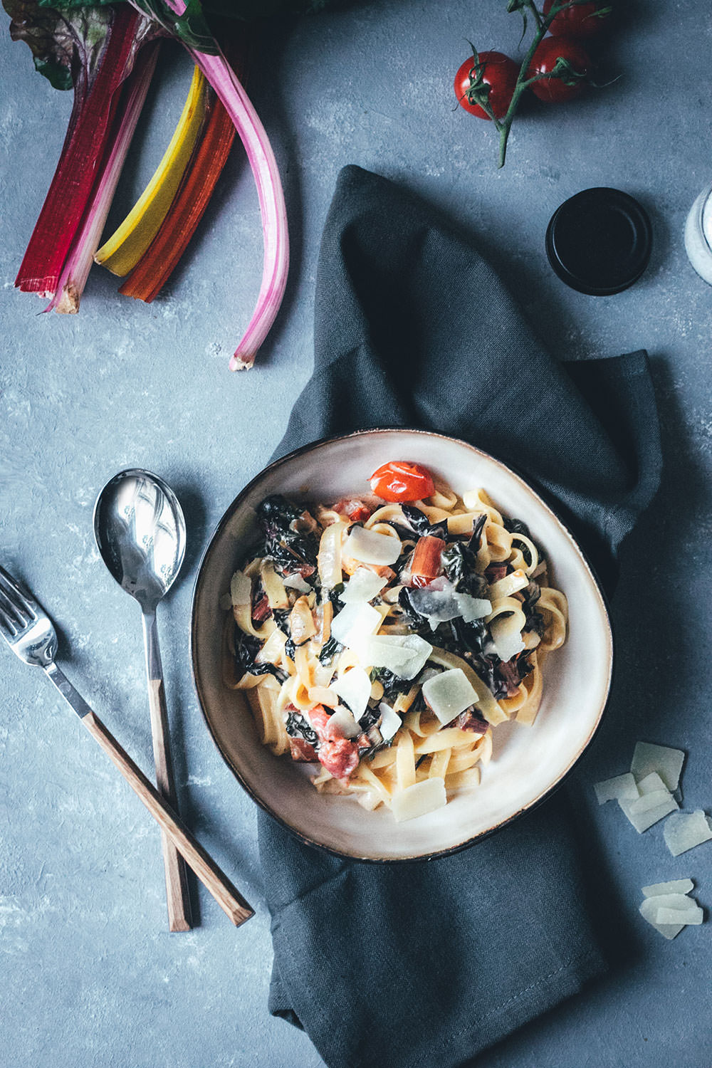 Pasta mit Mangold, Tomaten und Ziegenfrischkäse | Rezept für die schnelle Feierabendküche | moeyskitchen.com #pasta #mangold #feierabendküche #schnellerezepte #einfachkochen #vegetarisch #rezept #foodblog #foodblogger