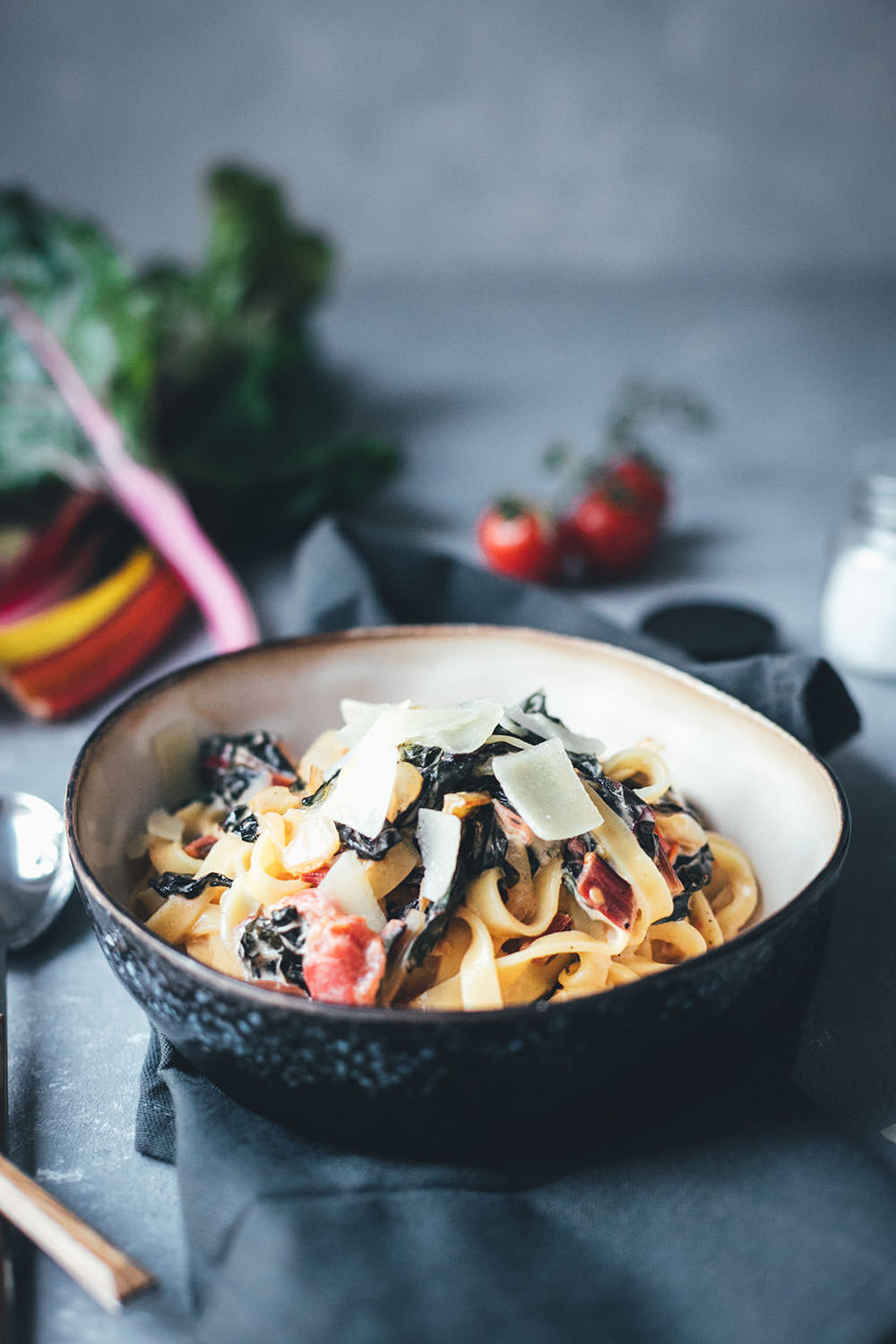 Pasta mit Mangold, Tomaten und Ziegenfrischkäse | Rezept für die schnelle Feierabendküche | moeyskitchen.com #pasta #mangold #feierabendküche #schnellerezepte #einfachkochen #vegetarisch #rezept #foodblog #foodblogger