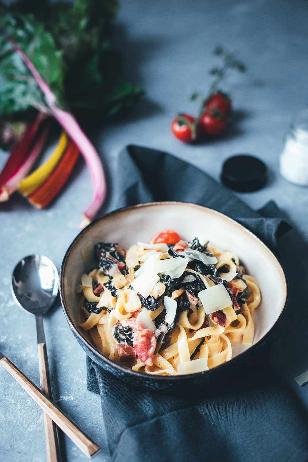 Pasta mit Mangold, Tomaten und Ziegenfrischkäse | Rezept für die schnelle Feierabendküche | moeyskitchen.com #pasta #mangold #feierabendküche #schnellerezepte #einfachkochen #vegetarisch #rezept #foodblog #foodblogger