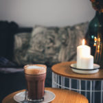 Rezept für leckeren Schoko-Cappuccino | Heiße Milch mit Zartbitterschokolade, braunem Kandis, Espresso und Milchschaum | moeyskitchen.com #rezept #foodblog #getränk #heißgetränk #kaffee #kakao #cappuccino #heißeschokolade #milchschaum #metime #auszeit