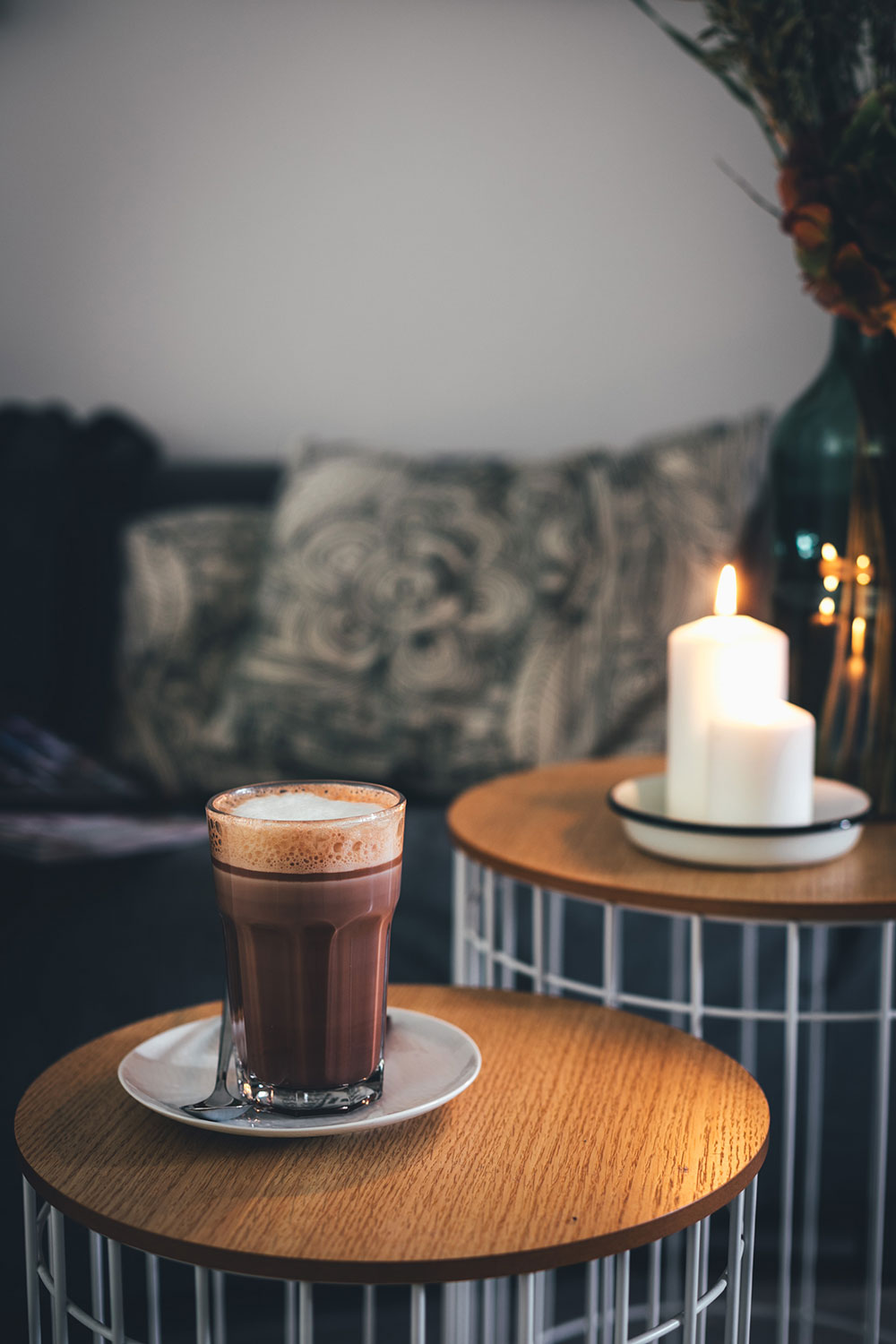 Rezept für leckeren Schoko-Cappuccino | Heiße Milch mit Zartbitterschokolade, braunem Kandis, Espresso und Milchschaum | moeyskitchen.com #rezept #foodblog #getränk #heißgetränk #kaffee #kakao #cappuccino #heißeschokolade #milchschaum #metime #auszeit