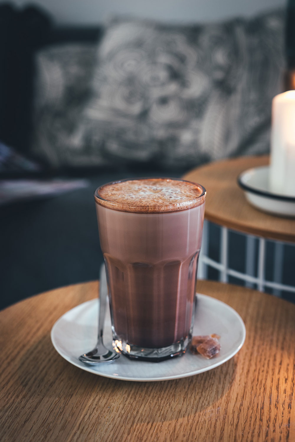 Rezept für leckeren Schoko-Cappuccino | Heiße Milch mit Zartbitterschokolade, braunem Kandis, Espresso und Milchschaum | moeyskitchen.com #rezept #foodblog #getränk #heißgetränk #kaffee #kakao #cappuccino #heißeschokolade #milchschaum #metime #auszeit