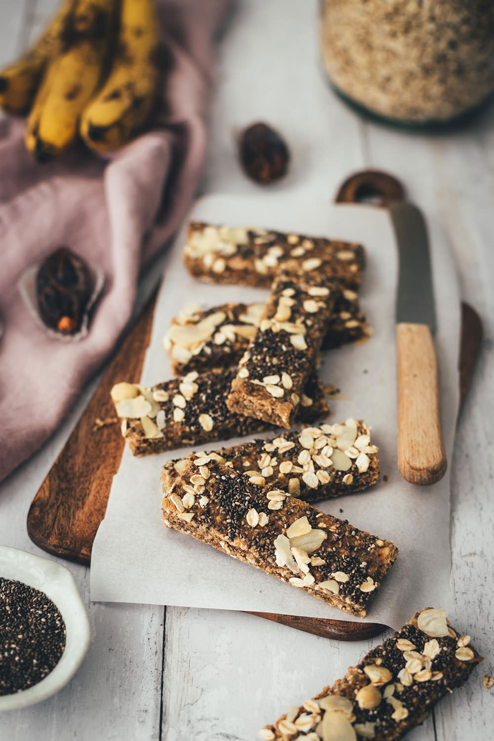 Rezept für vegane Chia-Müsliriegel mit Datteln und Bananen | ohne zusätzlichen Zucker und ohne Fett | softe Müsliriegel als gesunder Snack | moeyskitchen.com #müsliriegel #chia #healthy #vegan #snack #fürsbüro #nervennahrung #foodblog #rezept