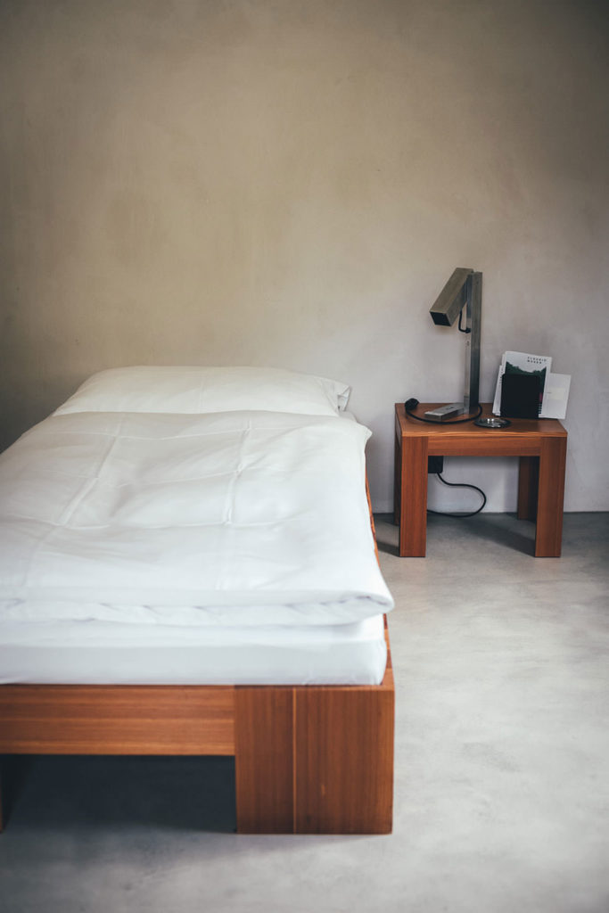 Zimmer in der Unterkunft der Villa Garbald in Castasegna (Graubünden in der Schweiz) | moeyskitchen.com #villagarbald #castasegna #graubünden #schweiz #reise #reisebericht #blog