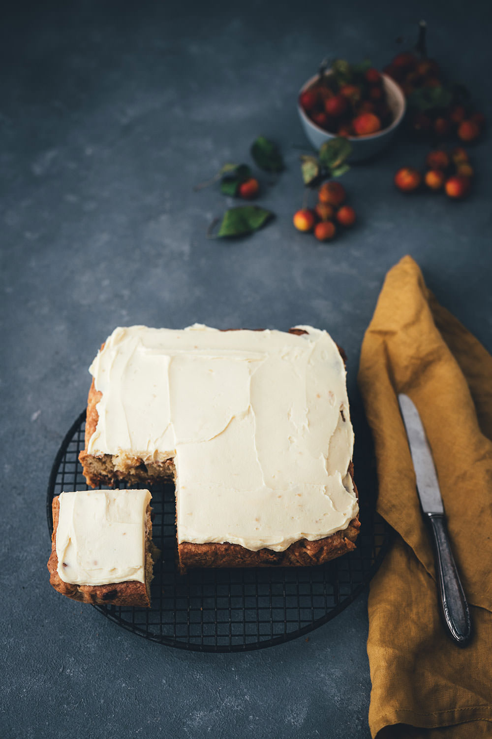 Rezept für leckeren Apfel-Karamell-Kuchen | saftiger Apfelkuchen mit Karamellbonbons, Karamellsauce und Frosting | moeyskitchen.com #apfelkuchen #kuchen #kuchenbacken #karamell #karamellsauce #herbst #backen #foodblog #blogger #rezept