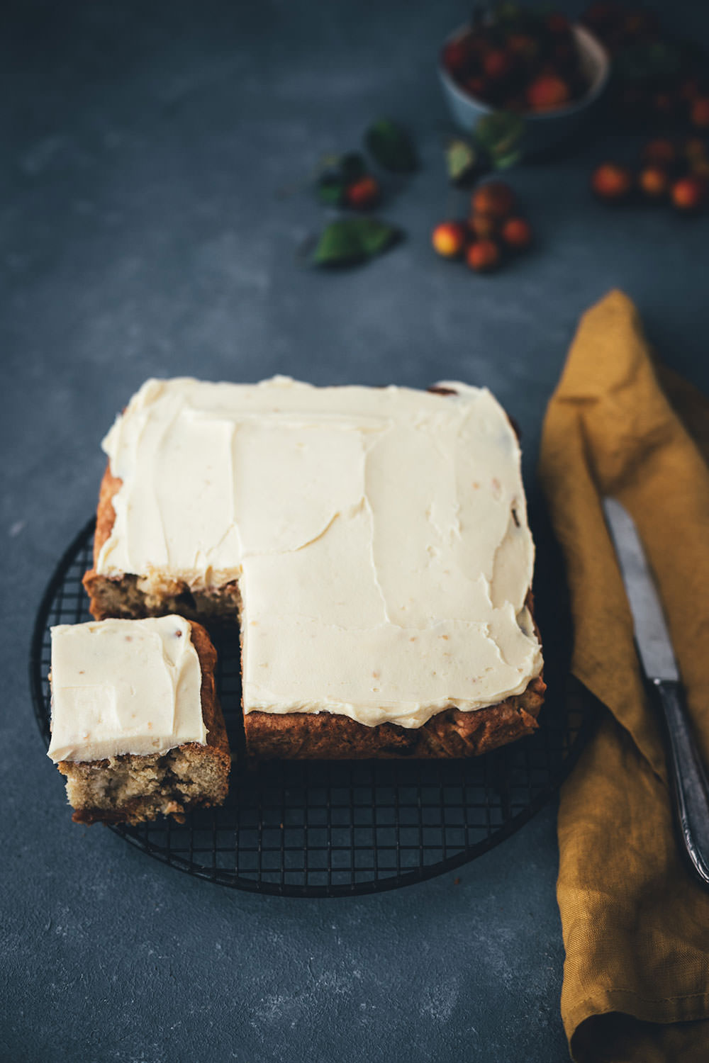 Rezept für leckeren Apfel-Karamell-Kuchen | saftiger Apfelkuchen mit Karamellbonbons, Karamellsauce und Frosting | moeyskitchen.com #apfelkuchen #kuchen #kuchenbacken #karamell #karamellsauce #herbst #backen #foodblog #blogger #rezept