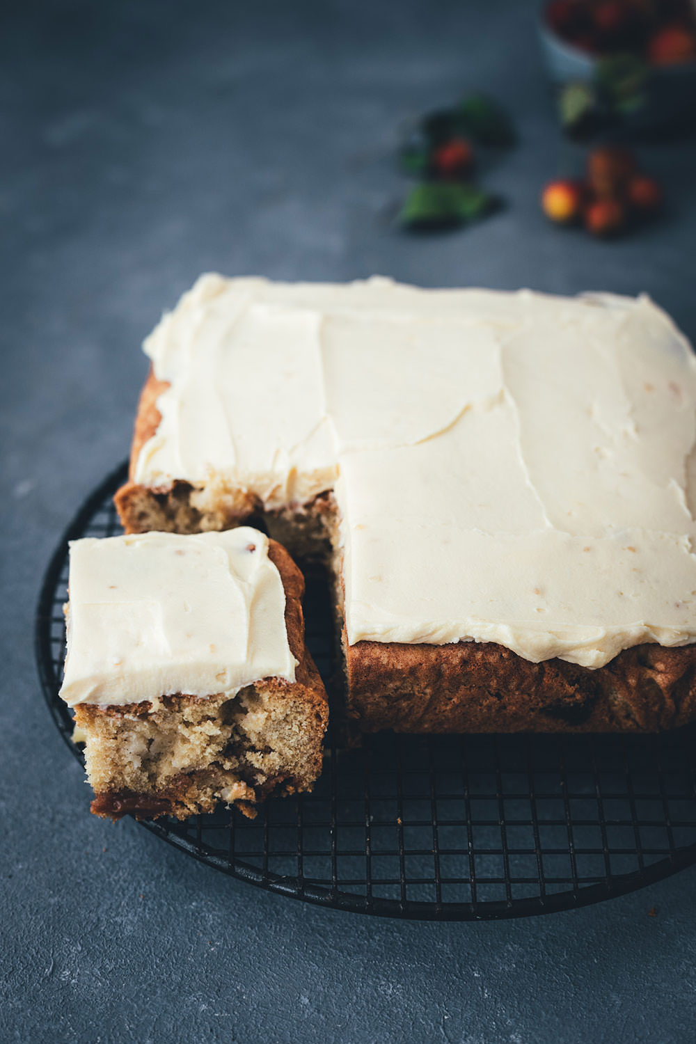 Rezept für leckeren Apfel-Karamell-Kuchen | saftiger Apfelkuchen mit Karamellbonbons, Karamellsauce und Frosting | moeyskitchen.com #apfelkuchen #kuchen #kuchenbacken #karamell #karamellsauce #herbst #backen #foodblog #blogger #rezept