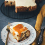 Rezept für leckeren Apfel-Karamell-Kuchen | saftiger Apfelkuchen mit Karamellbonbons, Karamellsauce und Frosting | moeyskitchen.com #apfelkuchen #kuchen #kuchenbacken #karamell #karamellsauce #herbst #backen #foodblog #blogger #rezept