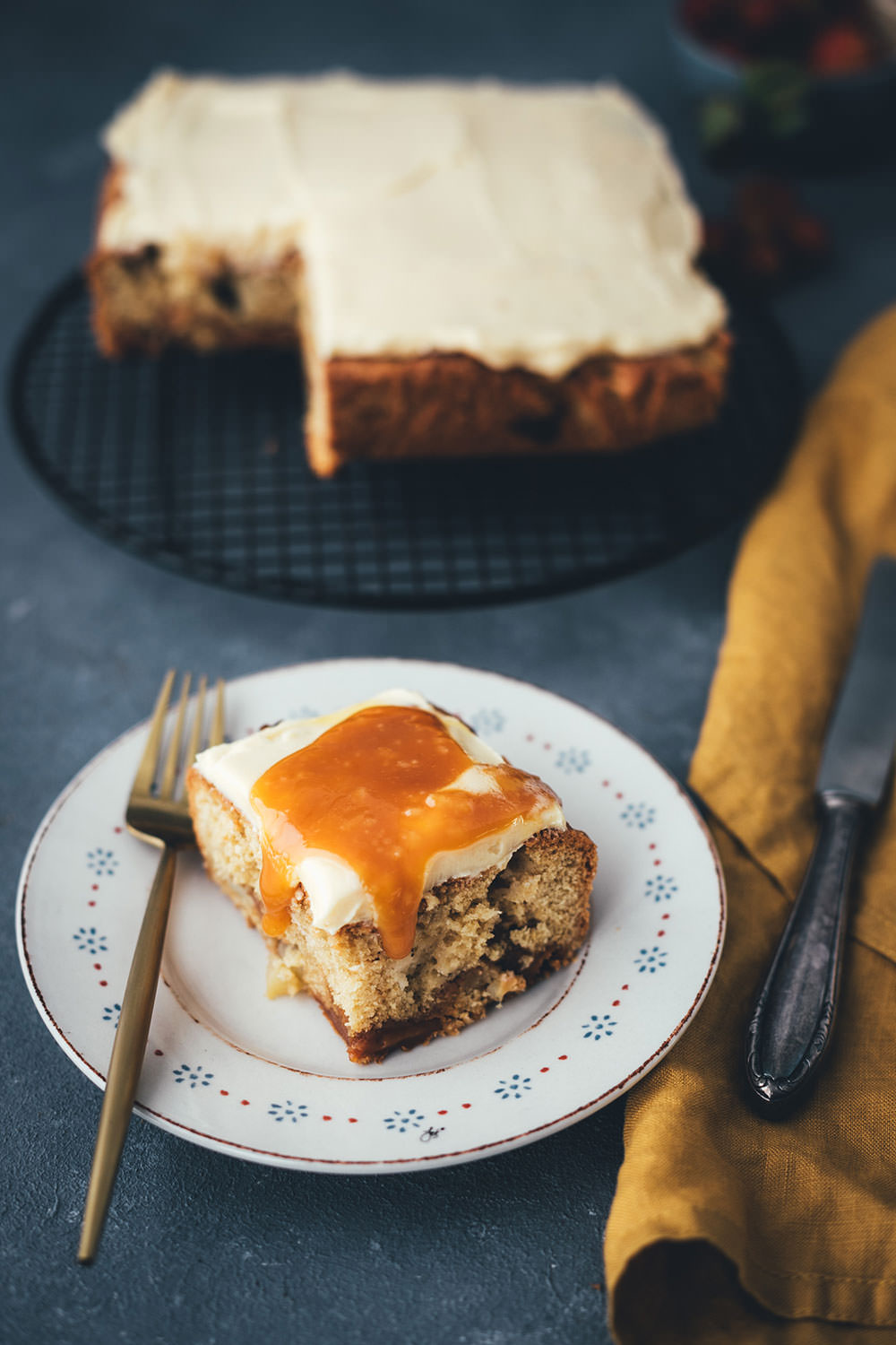 Rezept für leckeren Apfel-Karamell-Kuchen | saftiger Apfelkuchen mit Karamellbonbons, Karamellsauce und Frosting | moeyskitchen.com #apfelkuchen #kuchen #kuchenbacken #karamell #karamellsauce #herbst #backen #foodblog #blogger #rezept