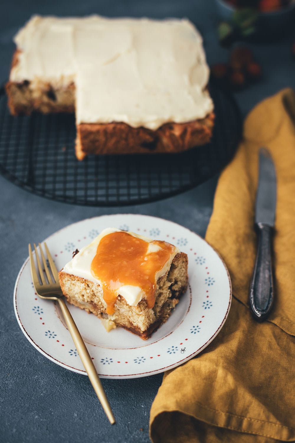 Rezept für leckeren Apfel-Karamell-Kuchen | saftiger Apfelkuchen mit Karamellbonbons, Karamellsauce und Frosting | moeyskitchen.com #apfelkuchen #kuchen #kuchenbacken #karamell #karamellsauce #herbst #backen #foodblog #blogger #rezept