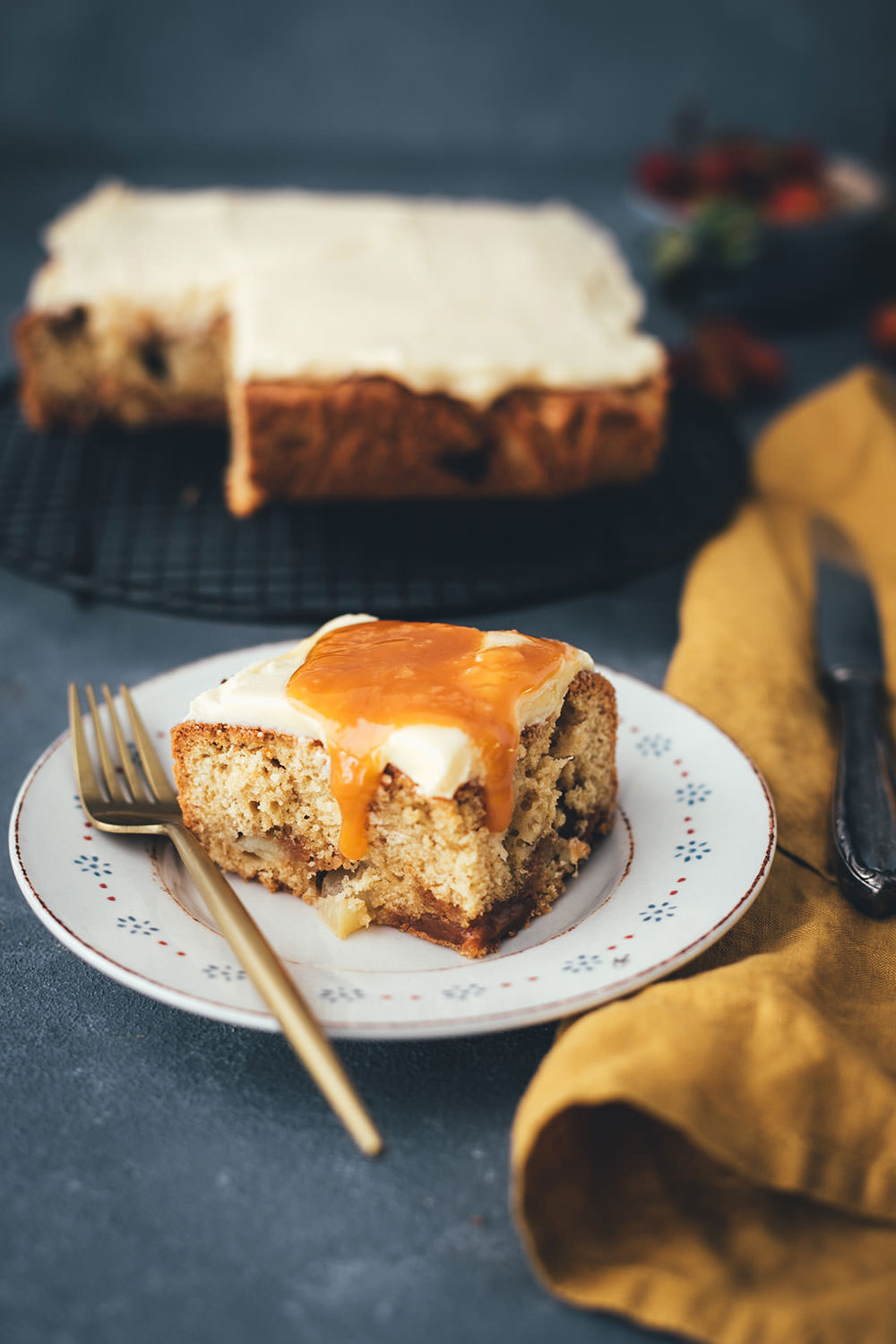 Rezept für leckeren Apfel-Karamell-Kuchen | saftiger Apfelkuchen mit Karamellbonbons, Karamellsauce und Frosting | moeyskitchen.com #apfelkuchen #kuchen #kuchenbacken #karamell #karamellsauce #herbst #backen #foodblog #blogger #rezept