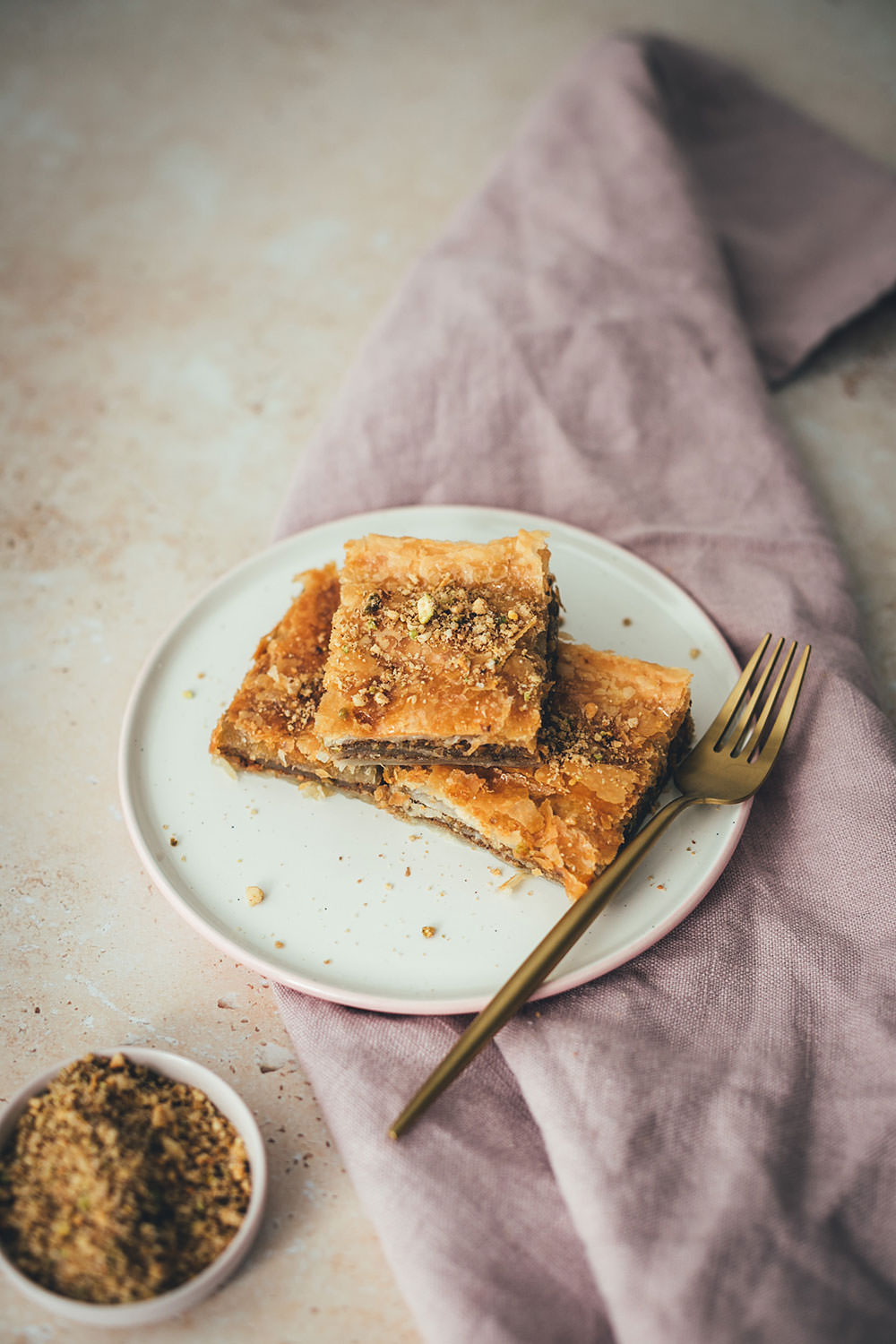 Rezept für einfaches Blätterteig-Baklava | schnelles Gebäck mit nur wenig Zutaten und wenig Aufwand | moeyskitchen.com #rezept #backen #backrezept #baklava #blätterteig #puffpastry #gebäck #nüsse #foodblog #einfachbacken