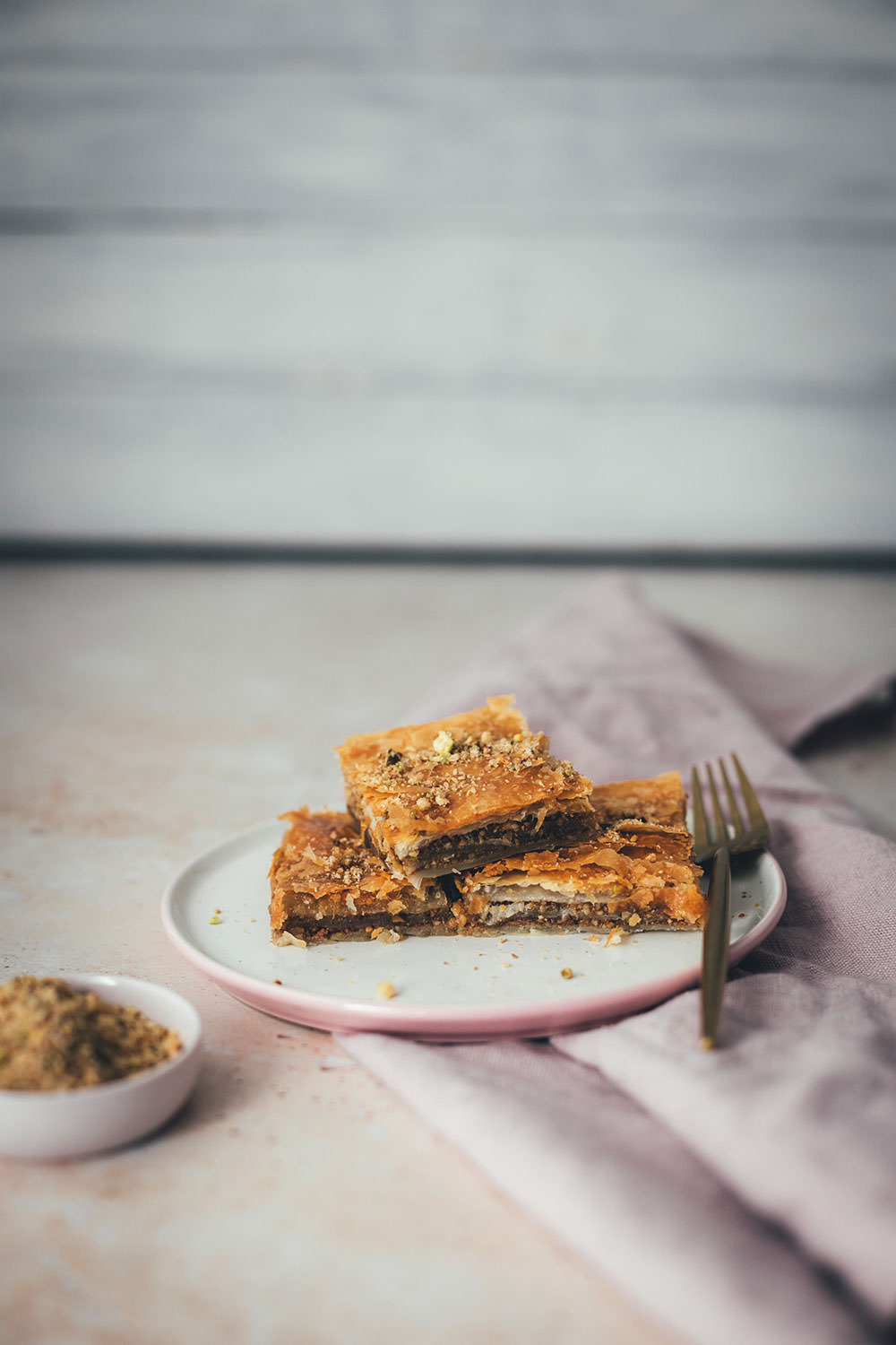 Rezept für einfaches Blätterteig-Baklava | schnelles Gebäck mit nur wenig Zutaten und wenig Aufwand | moeyskitchen.com #rezept #backen #backrezept #baklava #blätterteig #puffpastry #gebäck #nüsse #foodblog #einfachbacken