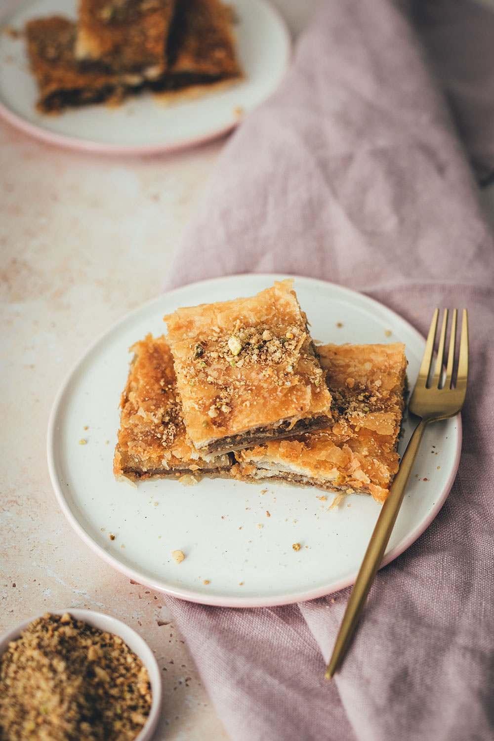 Rezept für einfaches Blätterteig-Baklava | schnelles Gebäck mit nur wenig Zutaten und wenig Aufwand | moeyskitchen.com #rezept #backen #backrezept #baklava #blätterteig #puffpastry #gebäck #nüsse #foodblog #einfachbacken