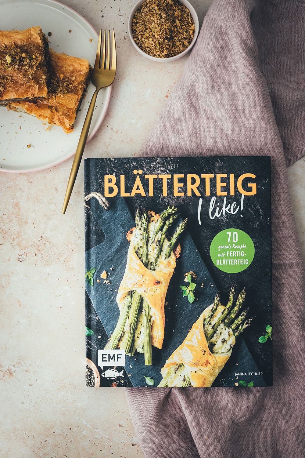Rezept für einfaches Blätterteig-Baklava | schnelles Gebäck mit nur wenig Zutaten und wenig Aufwand | moeyskitchen.com #rezept #backen #backrezept #baklava #blätterteig #puffpastry #gebäck #nüsse #foodblog #einfachbacken