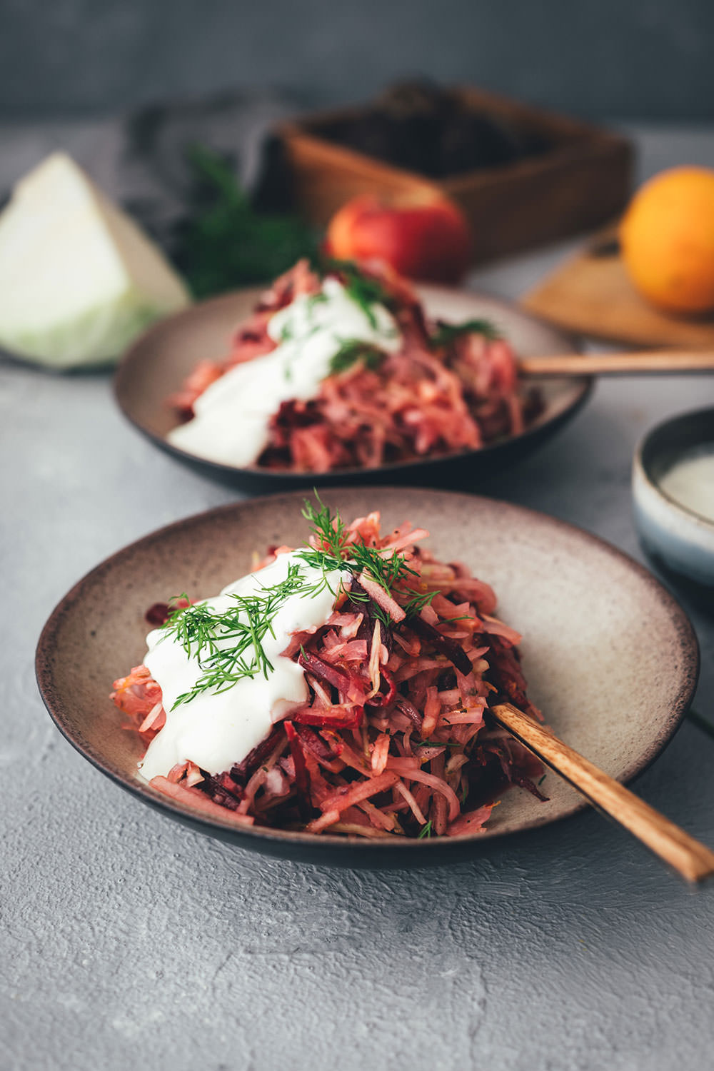 Einfaches und schnelles Rezept für dekonstruierten Borschtsch – den osteuropäischen Eintopf, der auch als Borscht bekannt ist, gibt es heute von mir mal nicht als Suppe, sondern als knackigen Salat | herbstlicher Krautsalat aus Weißkohl, Rote Bete und Apfel | für die schnelle und vegetarische Feierabendküche geeignet | moeyskitchen.com