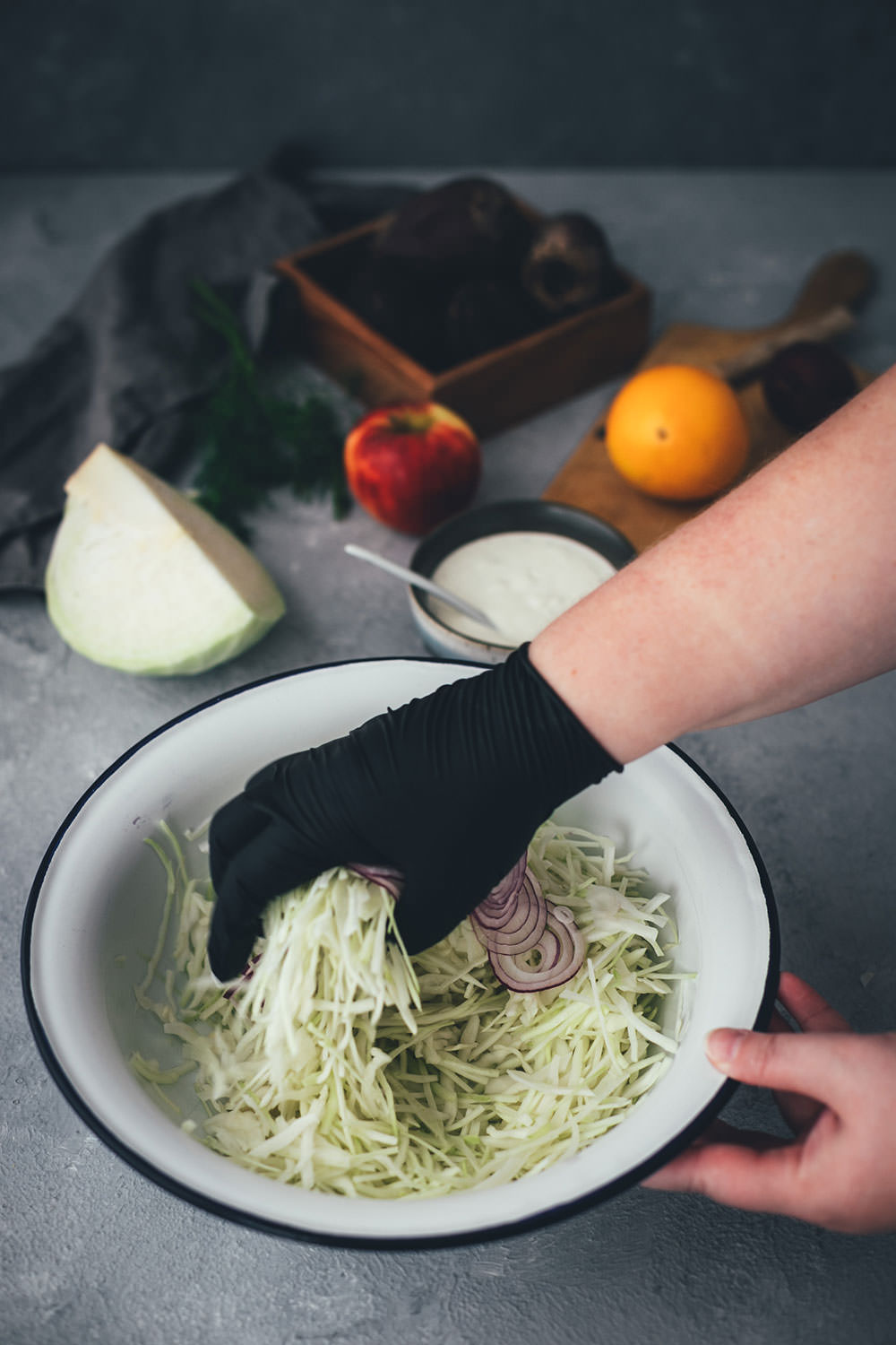 Einfaches und schnelles Rezept für dekonstruierten Borschtsch – den osteuropäischen Eintopf, der auch als Borscht bekannt ist, gibt es heute von mir mal nicht als Suppe, sondern als knackigen Salat | herbstlicher Krautsalat aus Weißkohl, Rote Bete und Apfel | für die schnelle und vegetarische Feierabendküche geeignet | moeyskitchen.com
