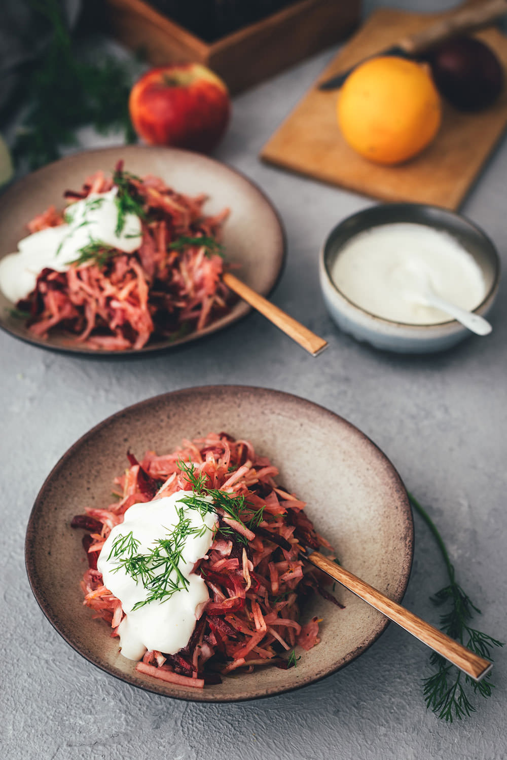 Einfaches und schnelles Rezept für dekonstruierten Borschtsch – den osteuropäischen Eintopf, der auch als Borscht bekannt ist, gibt es heute von mir mal nicht als Suppe, sondern als knackigen Salat | herbstlicher Krautsalat aus Weißkohl, Rote Bete und Apfel | für die schnelle und vegetarische Feierabendküche geeignet | moeyskitchen.com