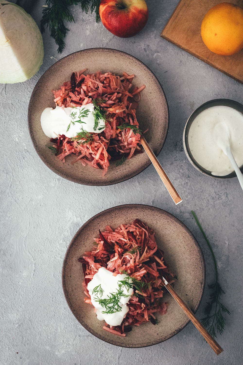 Einfaches und schnelles Rezept für dekonstruierten Borschtsch – den osteuropäischen Eintopf, der auch als Borscht bekannt ist, gibt es heute von mir mal nicht als Suppe, sondern als knackigen Salat | herbstlicher Krautsalat aus Weißkohl, Rote Bete und Apfel | für die schnelle und vegetarische Feierabendküche geeignet | moeyskitchen.com