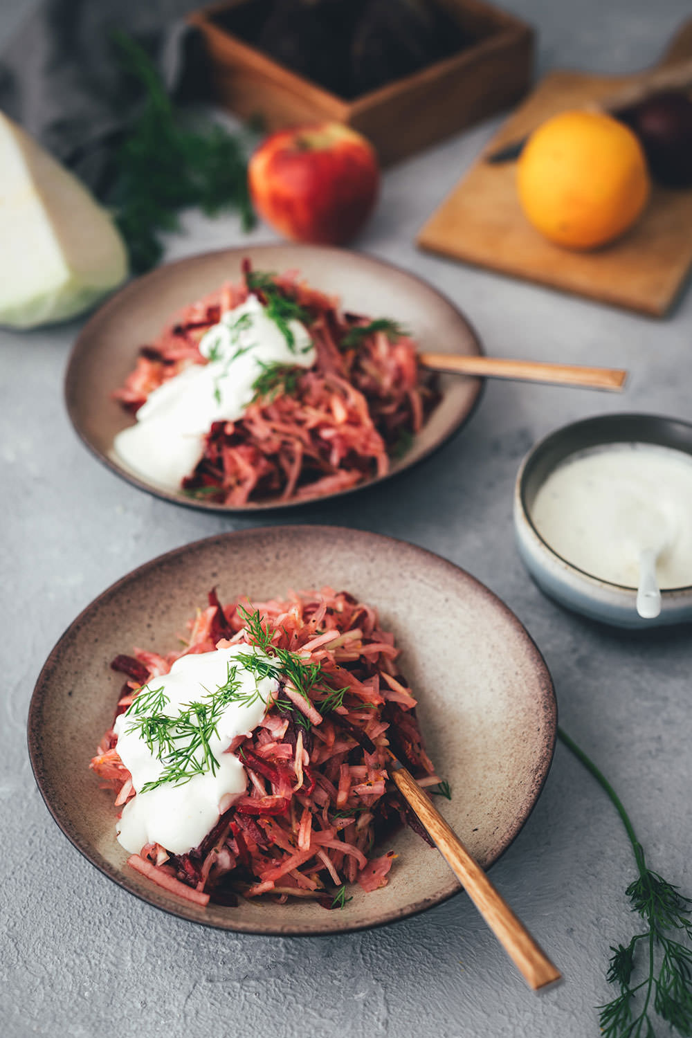 Einfaches und schnelles Rezept für dekonstruierten Borschtsch – den osteuropäischen Eintopf, der auch als Borscht bekannt ist, gibt es heute von mir mal nicht als Suppe, sondern als knackigen Salat | herbstlicher Krautsalat aus Weißkohl, Rote Bete und Apfel | für die schnelle und vegetarische Feierabendküche geeignet | moeyskitchen.com